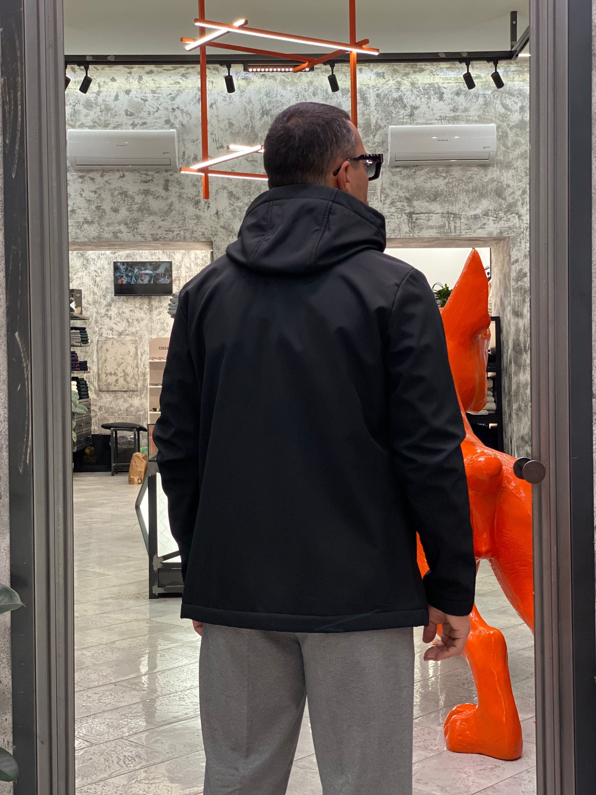PARKA CORTO CON CAPPUCCIO IN TESSUTO SOFTSHELL ED INTERNO IN PILE - REGULAR FIT MK9940016.NER
