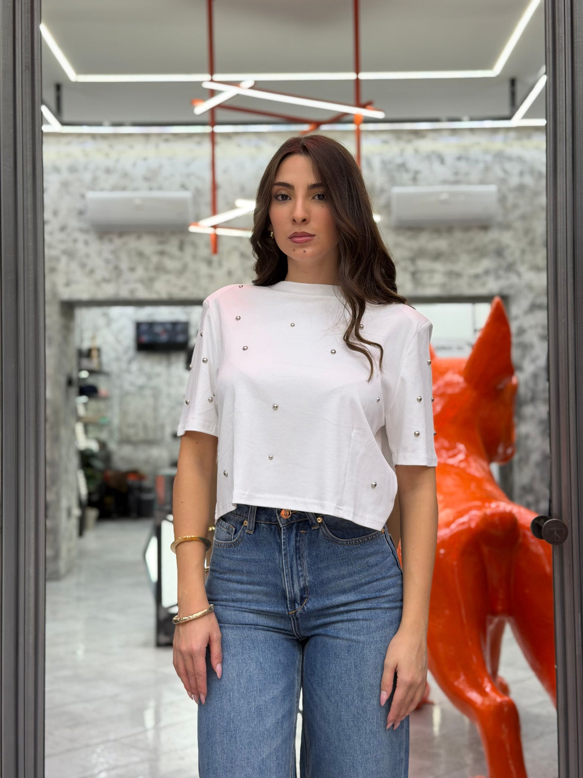 T-SHIRT CROPPED CON SPALLINE E APPLICAZIONE BORCHIE - LACCI SUL RETRO GLD009QJ.BIA