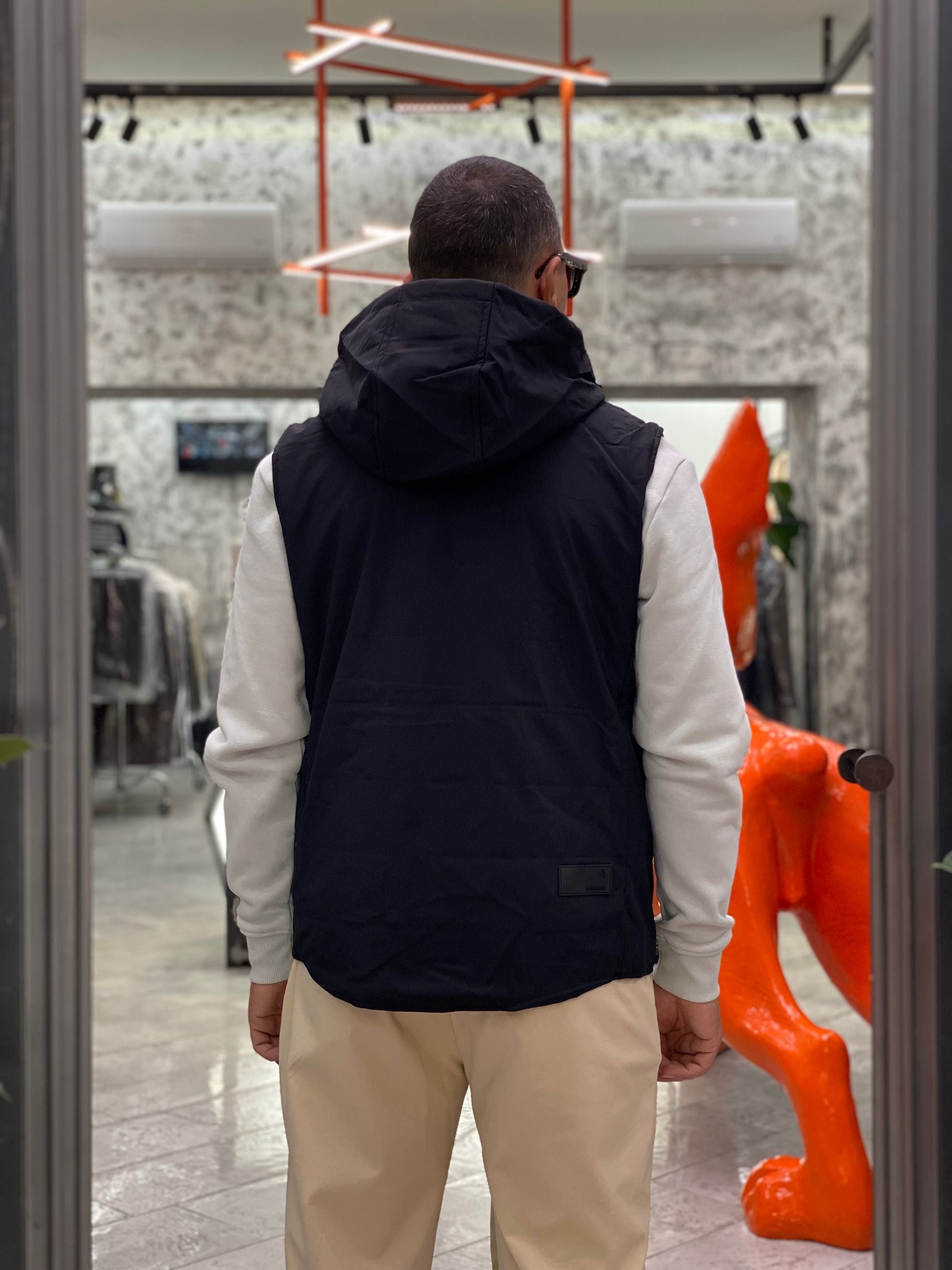 GIUBBINO SMANICATO IN LEGGERA IMBOTTITURA CON 44% DI LANA VERGINE - CAPPUCCIO REMVIBILE E CHIUSURA ZIP/BOTTONI AUTOMATICI - REGULAR FIT GL361R.NER