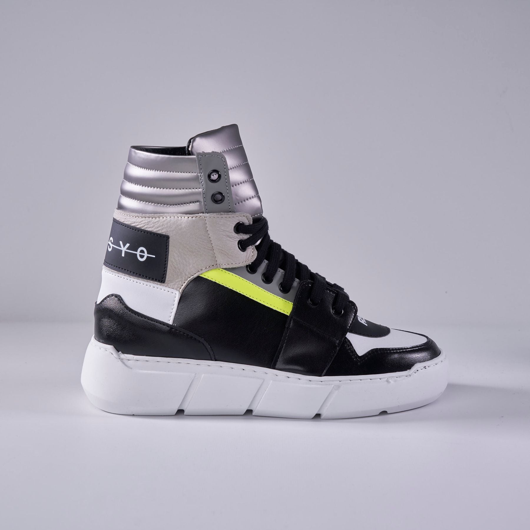 SNEAKERS ALTE CON TONO FLUO IN CONTRASTO E LOGO SUL RETRO