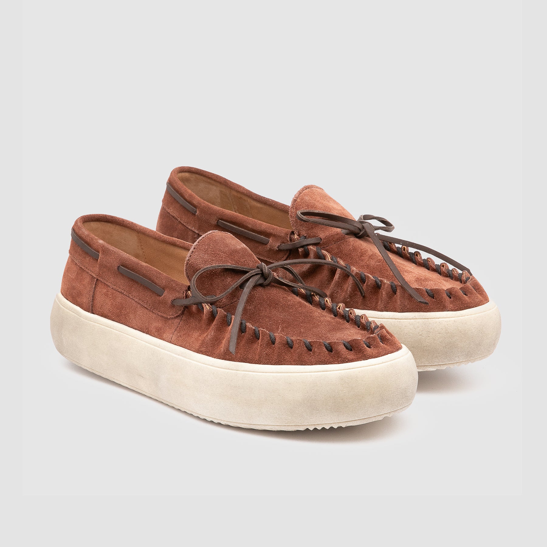 SNEAKER IN CAMOSCIO CON CUCITURA MOCASSINO E ARRICCIATURE CON FONDO BOMBATO LAVORATO A MANO 47401.TC