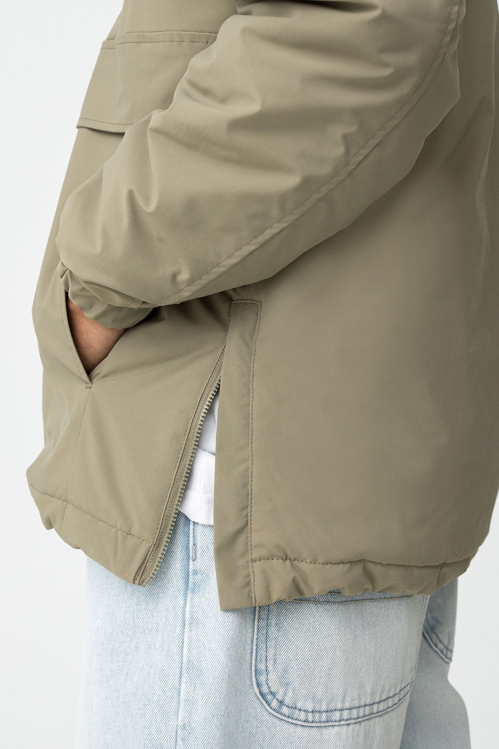 GIUBBINO MONFORT CON CAPPUCCIO REGOLABILE CON COULISSE. TASCHE LATERALI E ORLO E POLSINI ELASTICIZZATI - REGULAR FIT 10062547.MEL