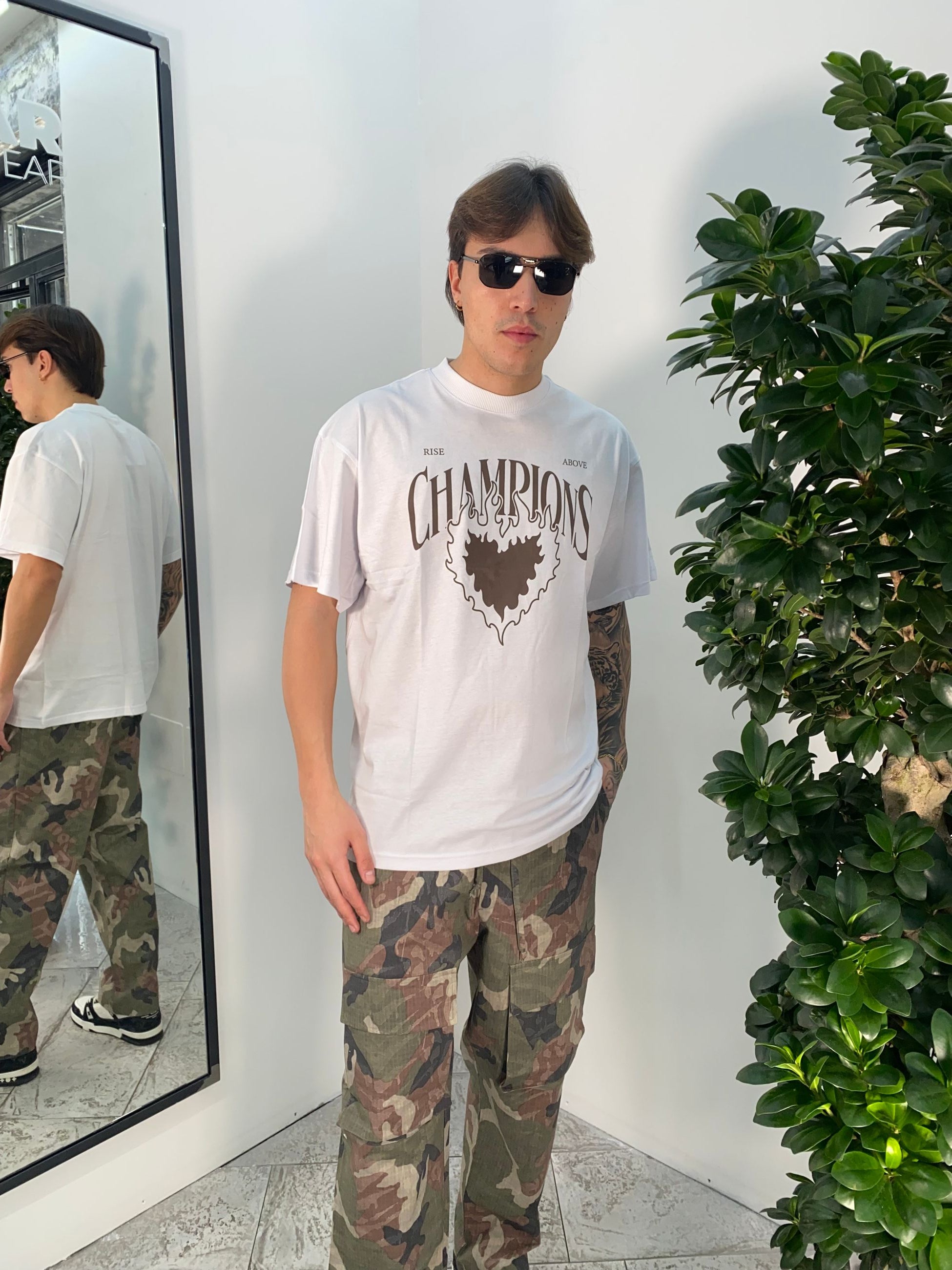 T-SHIRT IN 100% COTONE CON COLLO FELPA E STAMPA CHAMPIONS - SEMI OVER FIT ZM141.BIA