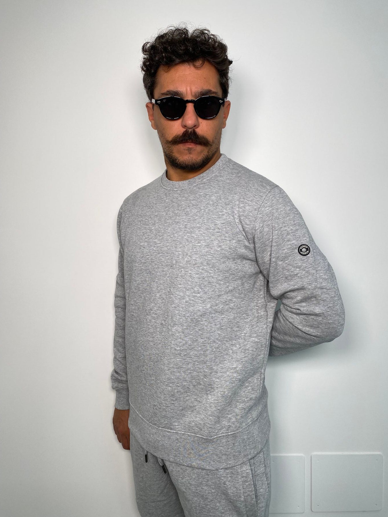 FELPA GIROCOLLO BASIC DA COMPLETO CON PATCH GOMMATO - REGULAR FIT