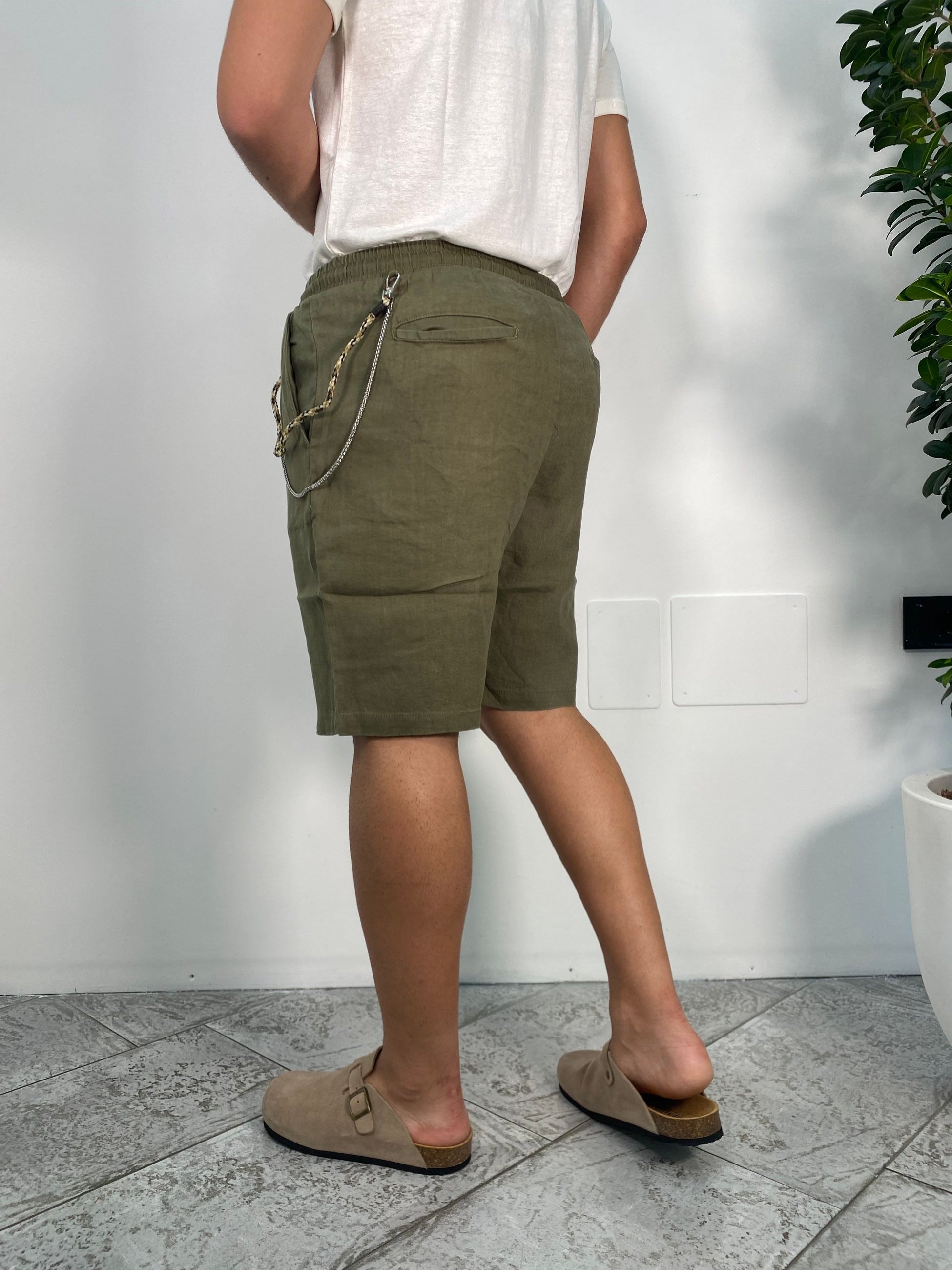BERMUDA IN 100% LINO CON LACCIO E ACCESSORIO CATENA REMOVIBILE - REGULAR FIT FJ3269-S25.VMIL