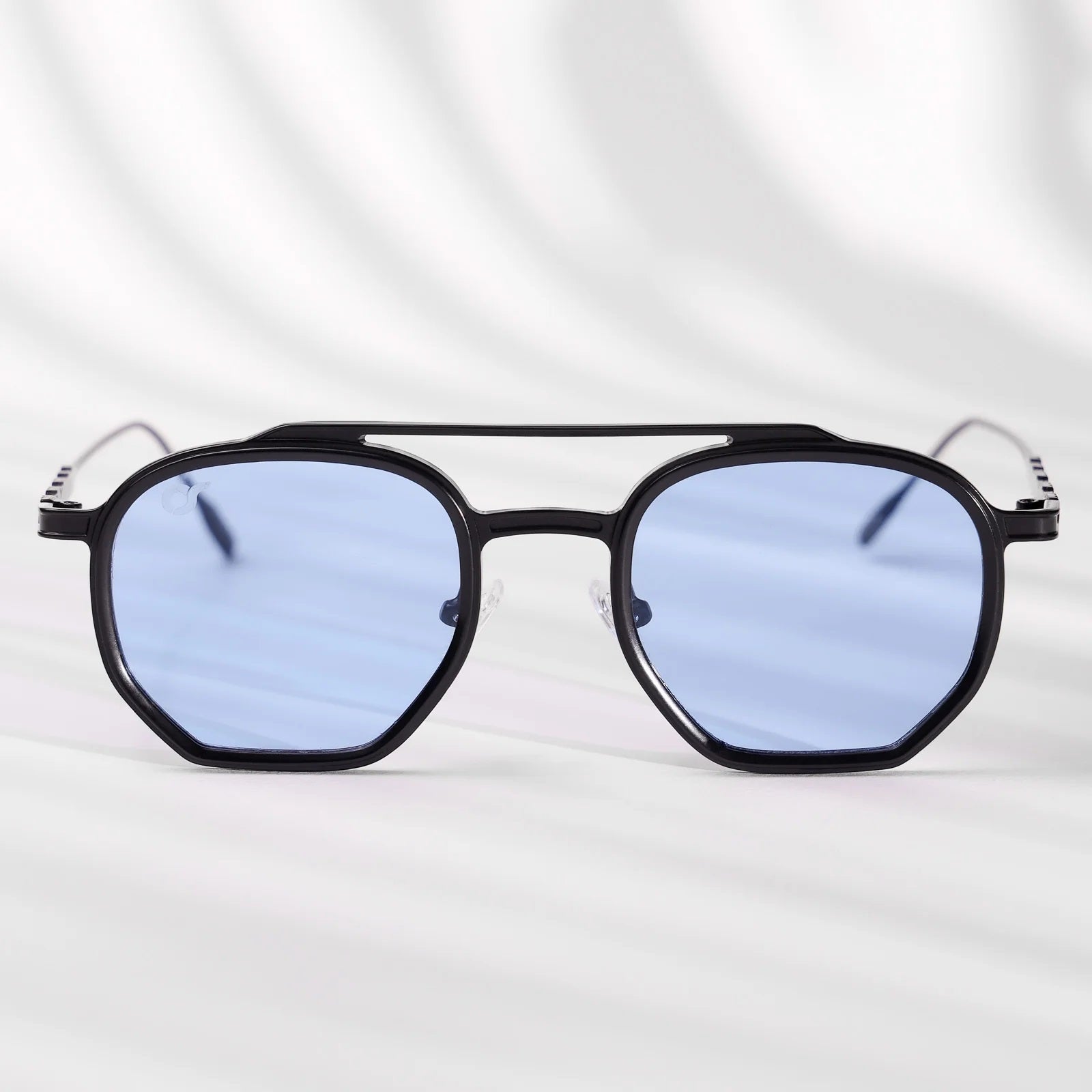 OCCHIALI BAKU BLU
COLORE MONTATURA NERO
COLORE LENTE BLU OS2049-C02