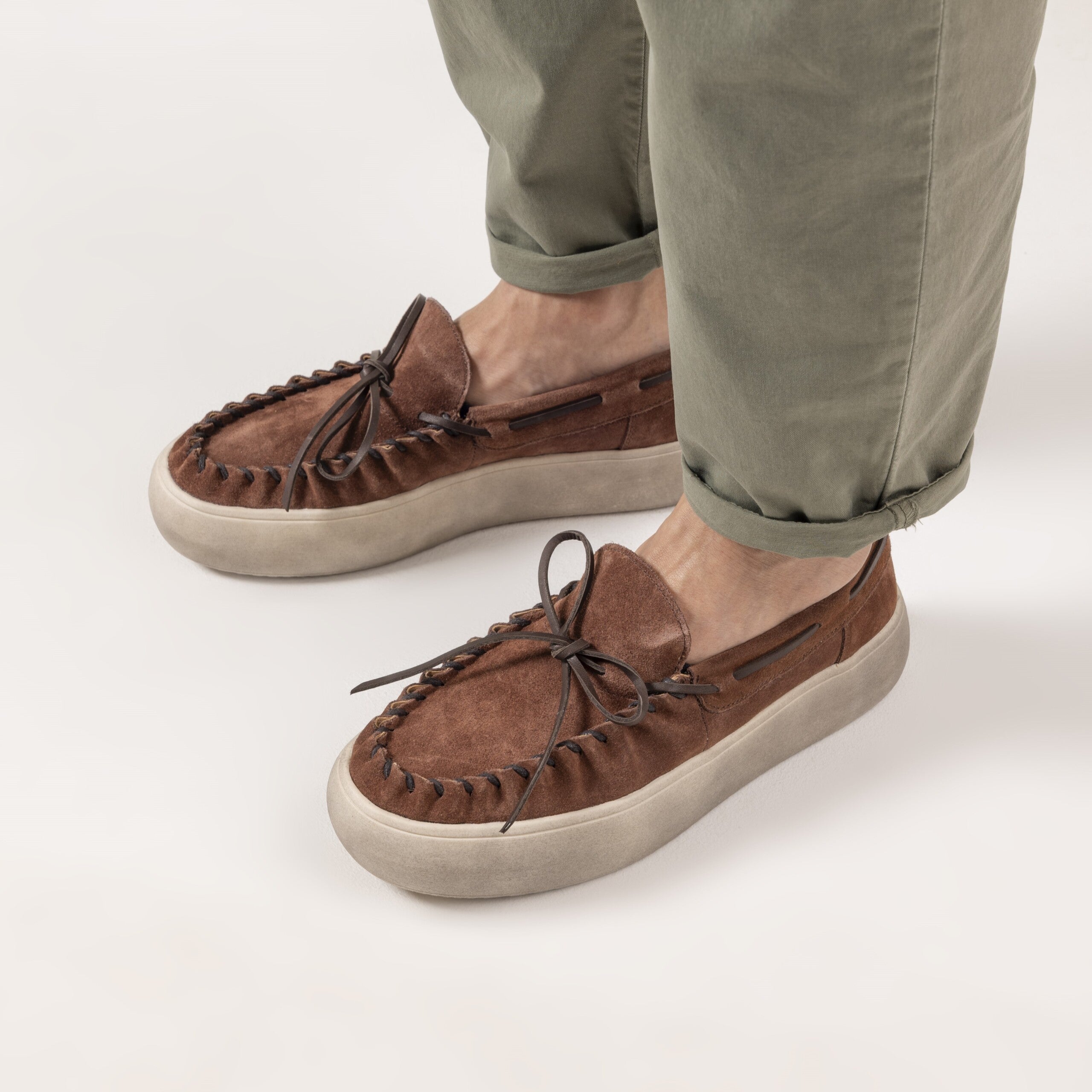 SNEAKER IN CAMOSCIO CON CUCITURA MOCASSINO E ARRICCIATURE CON FONDO BOMBATO LAVORATO A MANO 47401.TC