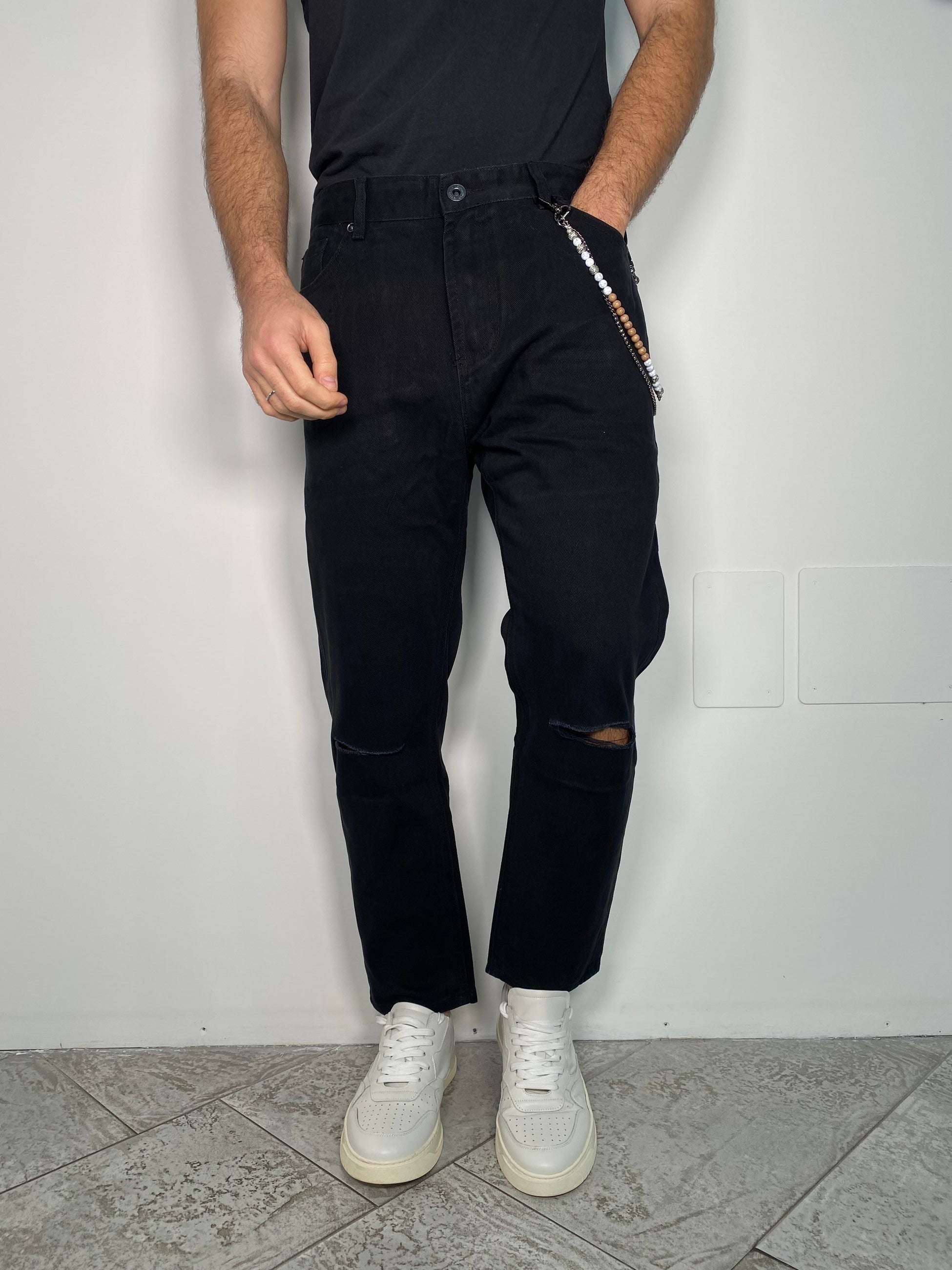JEANS COOPER IN TELA FERMA CON TAGLI AL GINOCCHIO E ACCESSORIO CATENA REMOVIBILE - CARROT FIT