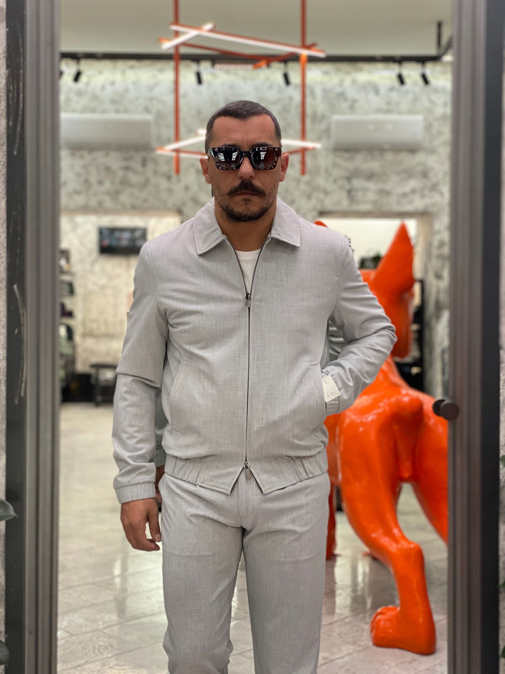 GIUBBINO ZIP DA COMPLETO IN FLANELLA PETTINATA CON ELASTICO AL FONDO E AI POLSI. TASCHE A FILO. TRAPUNTA ALL'INTERNO - REGULAR FIT MK9960192.GRI