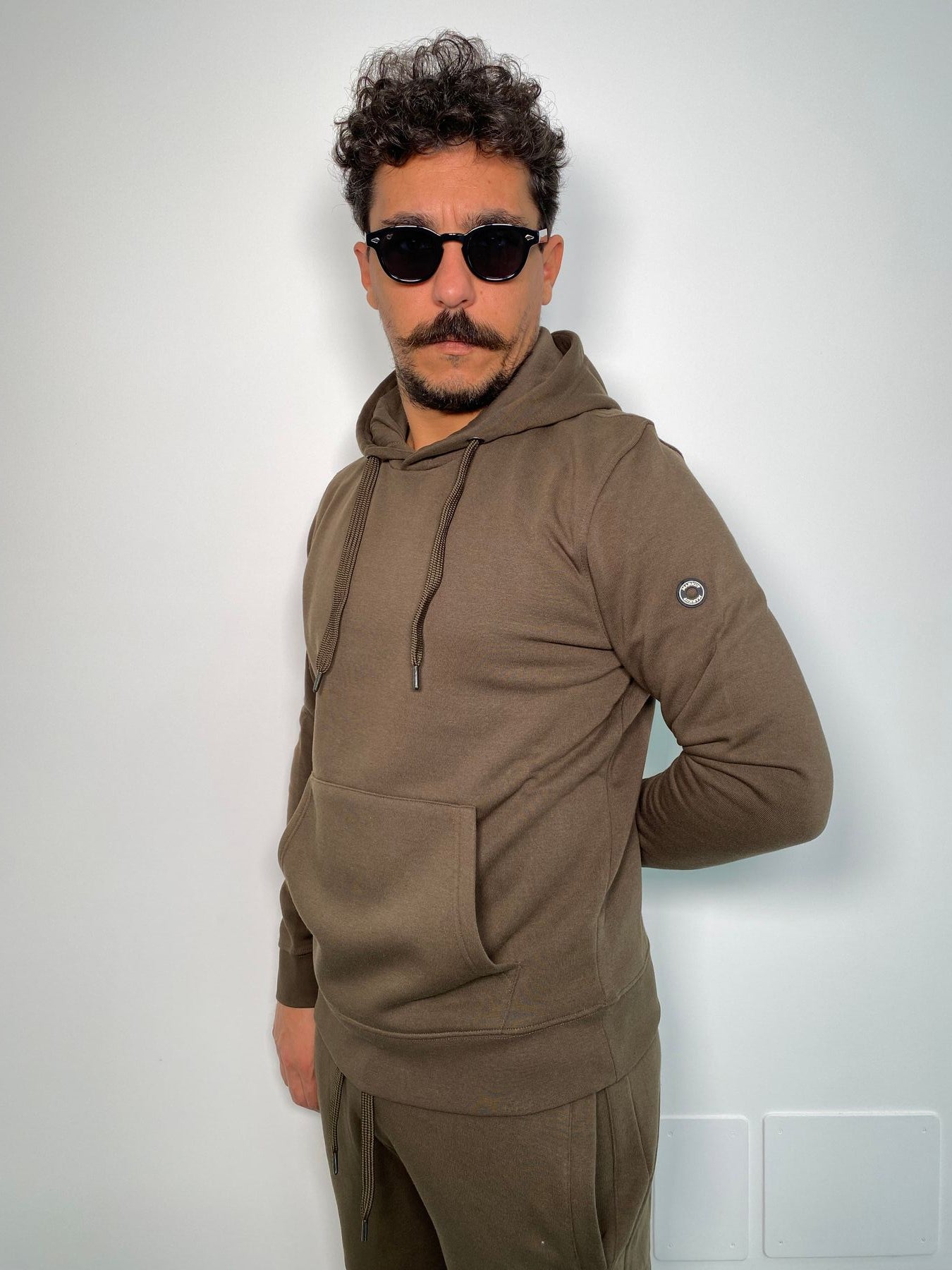 FELPA CAPPUCCIO BASIC DA COMPLETO CON TASCA A MARSUPIO E PATCH GOMMATO - REGULAR FIT