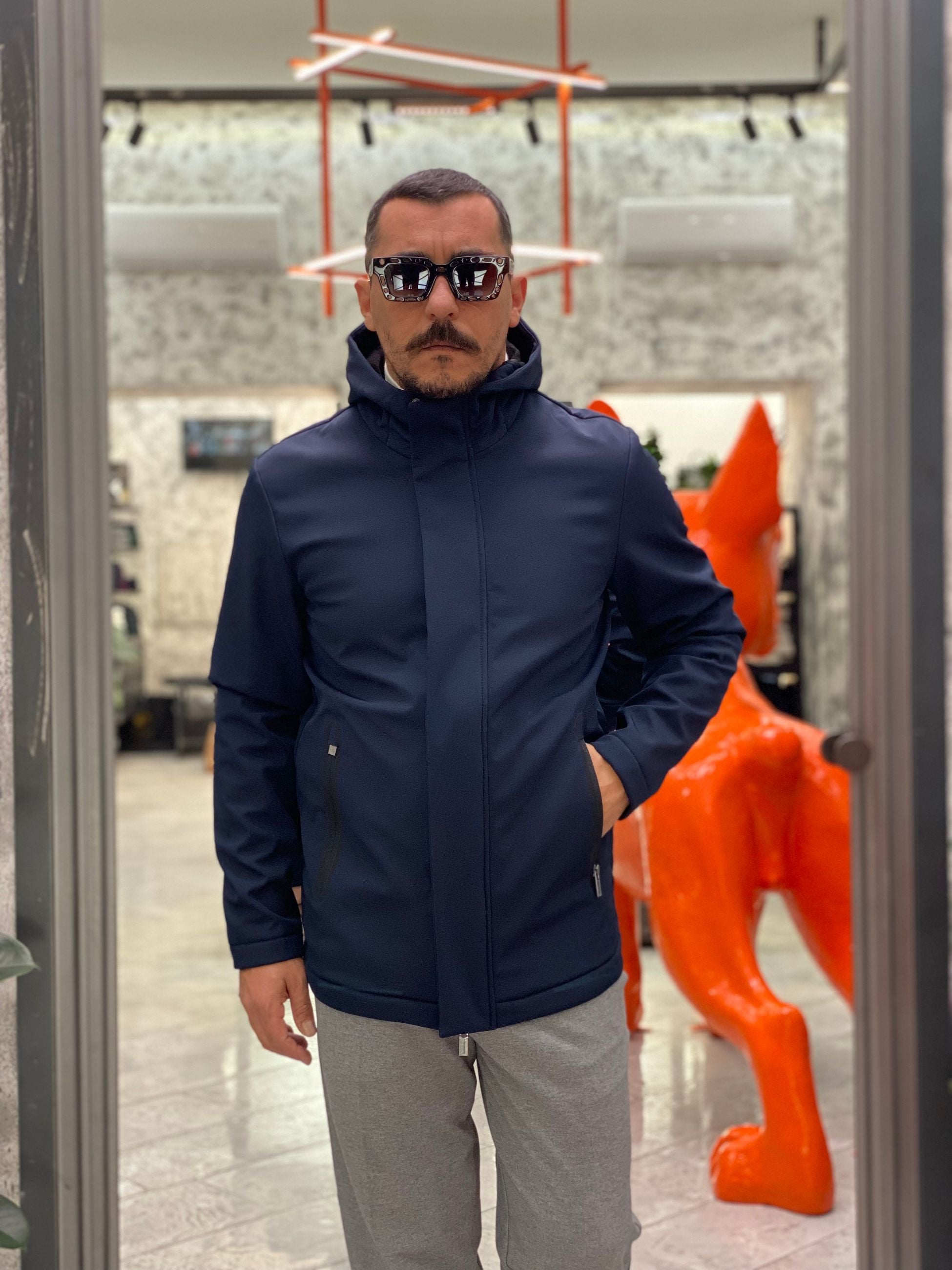 PARKA CORTO CON CAPPUCCIO IN TESSUTO SOFTSHELL ED INTERNO IN PILE - REGULAR FIT MK9940016.BLU