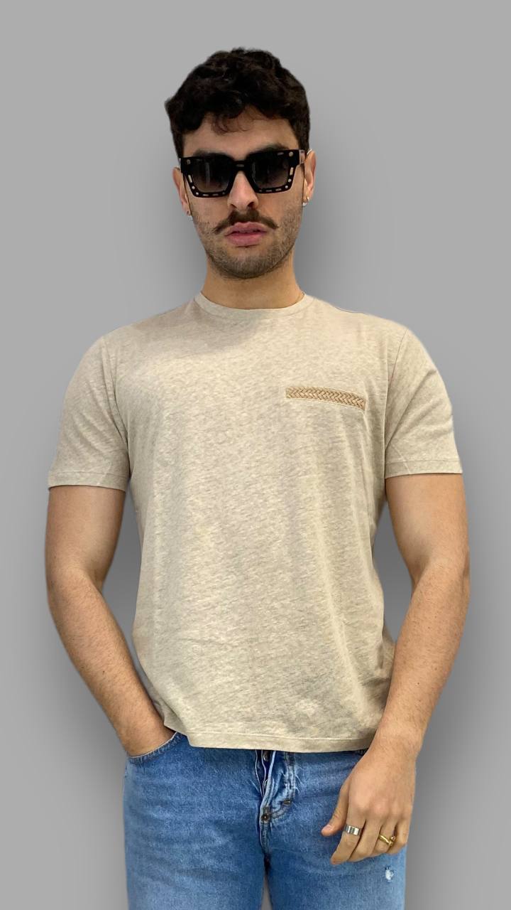 T-SHIRT IN 100% LINO CON FINTO TASCHINO IN CORDA - REGULAR FIT