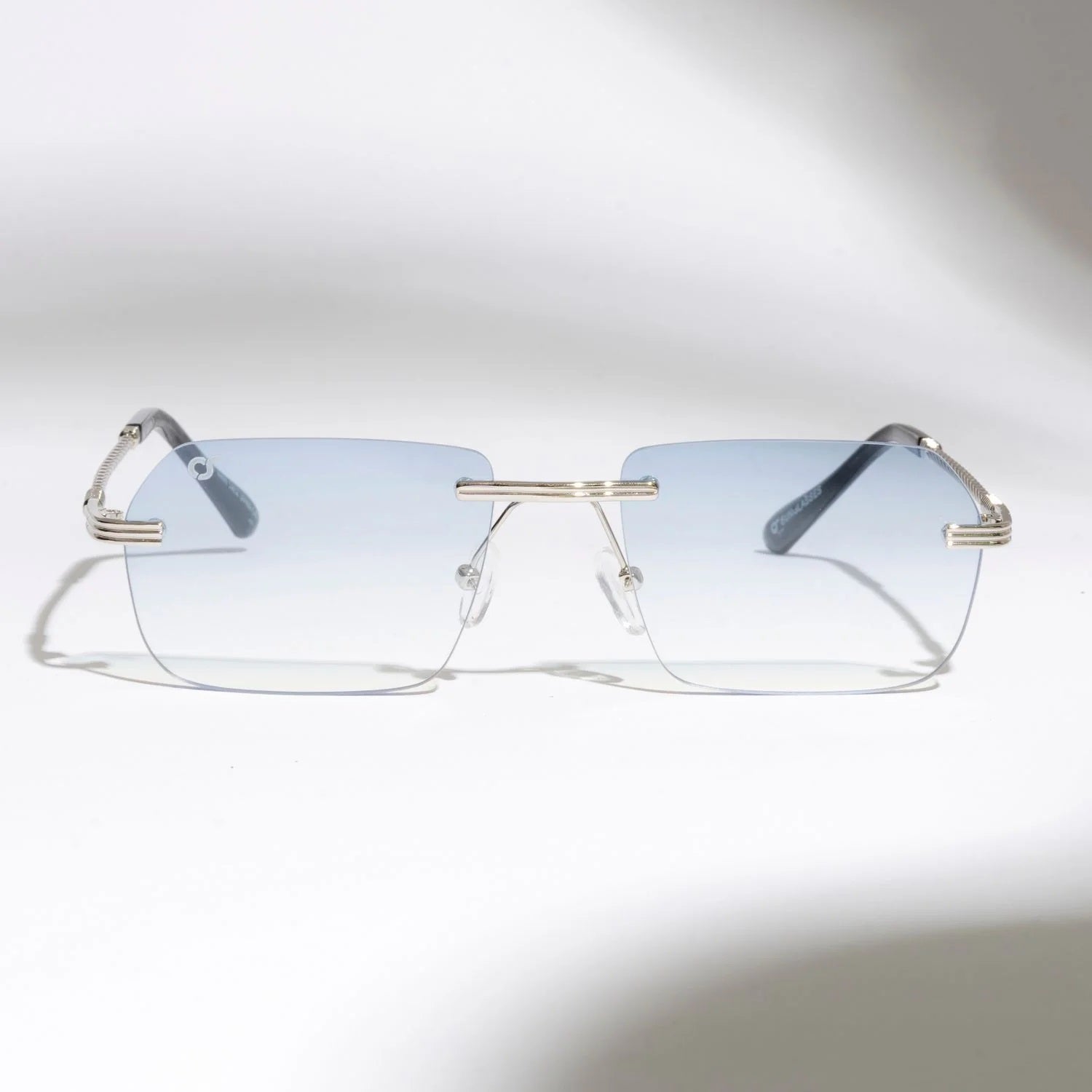 OCCHIALI MIAMI FUME'
COLORE MONTATURA ARGENTO
COLORE LENTE AZZURRO FUME' OS2041-C03