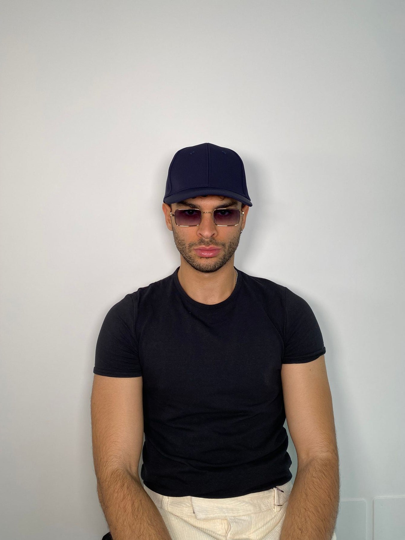 CAPPELLO IN TESSUTO TECNICO CON VISIERA - REGOLABILE SUL RETRO