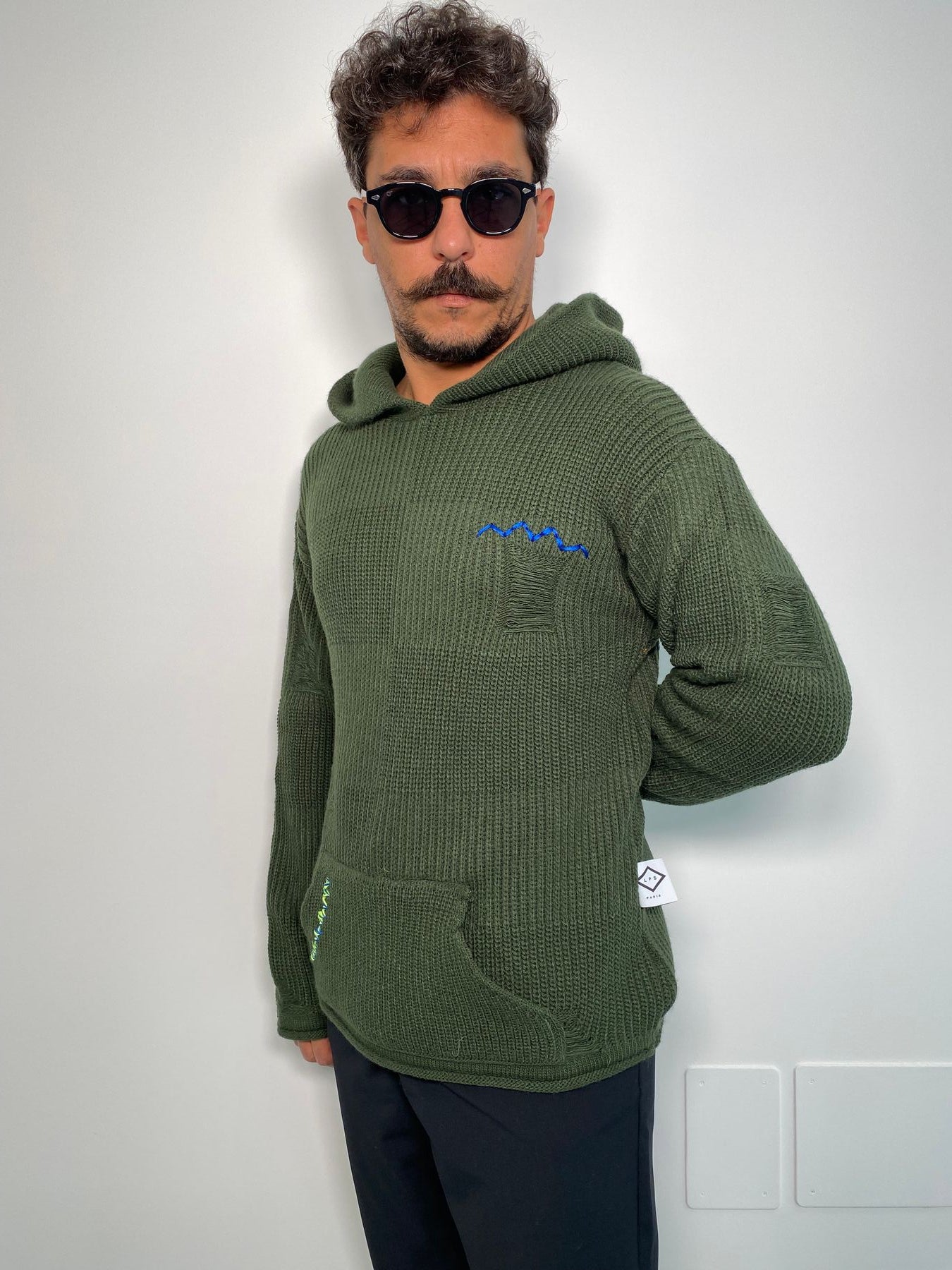 MAGLIA IN MISTO LANA CON CAPPUCCIO E TASCA A MARSUPIO E RICAMI I CONTRASTO - REGULAR FIT