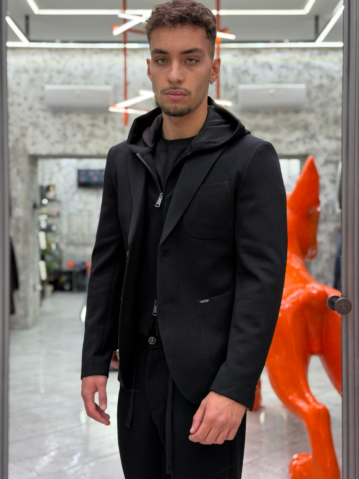 GIACCA DA COMPLETO MONOPETTO IN TESSUTO PUNTO MILANO ELASTICIZZATO CON TASCHE A TOPPA E CAPPUCCIO REMOVIBILE - REGULAR FIT GL3006TR-F26.NER