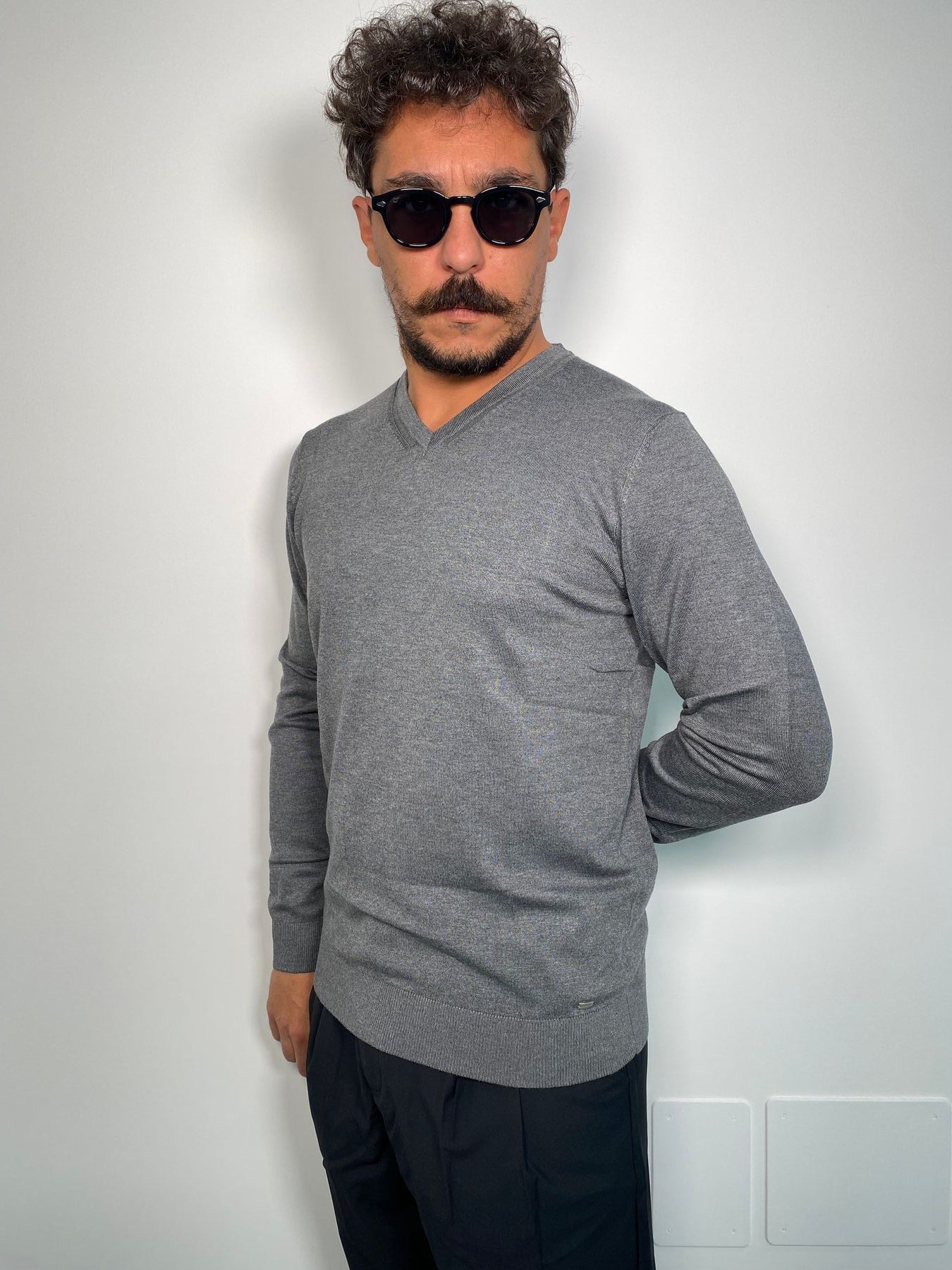 MAGLIA SCOLLO V BASIC IN MISTO VISCOSA FINEZZA 12 - REGULAR FIT