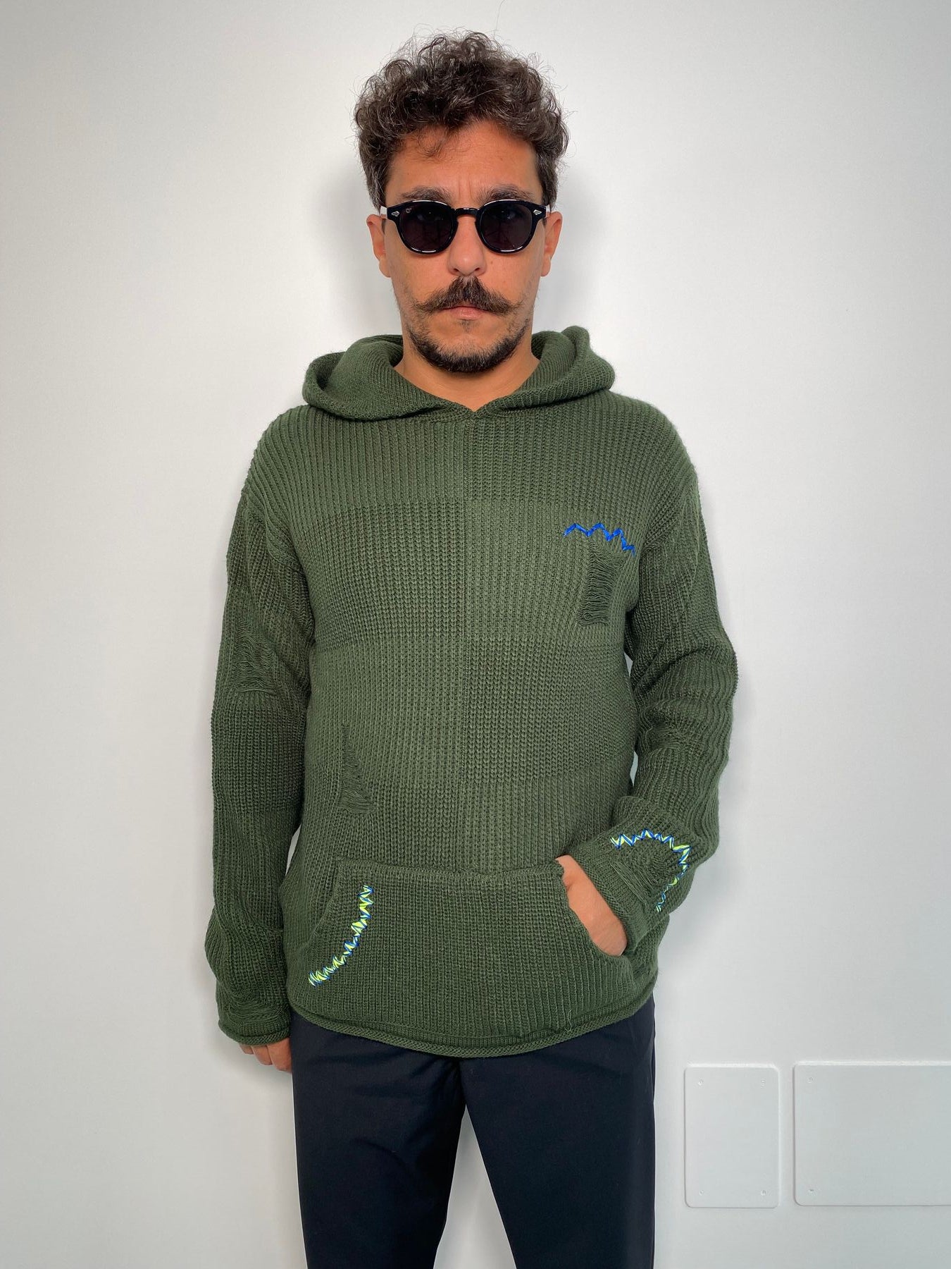 MAGLIA IN MISTO LANA CON CAPPUCCIO E TASCA A MARSUPIO E RICAMI I CONTRASTO - REGULAR FIT