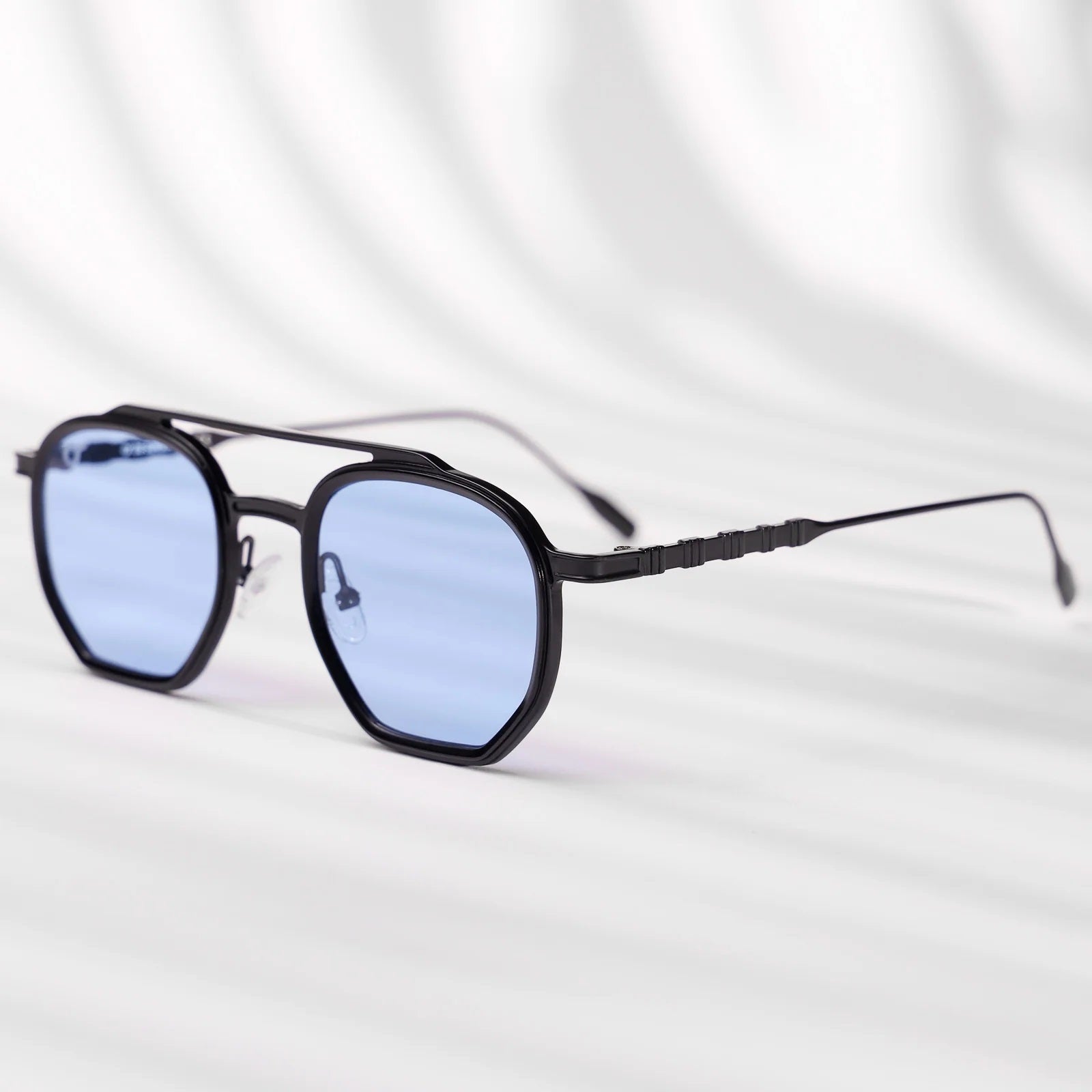 OCCHIALI BAKU BLU
COLORE MONTATURA NERO
COLORE LENTE BLU OS2049-C02