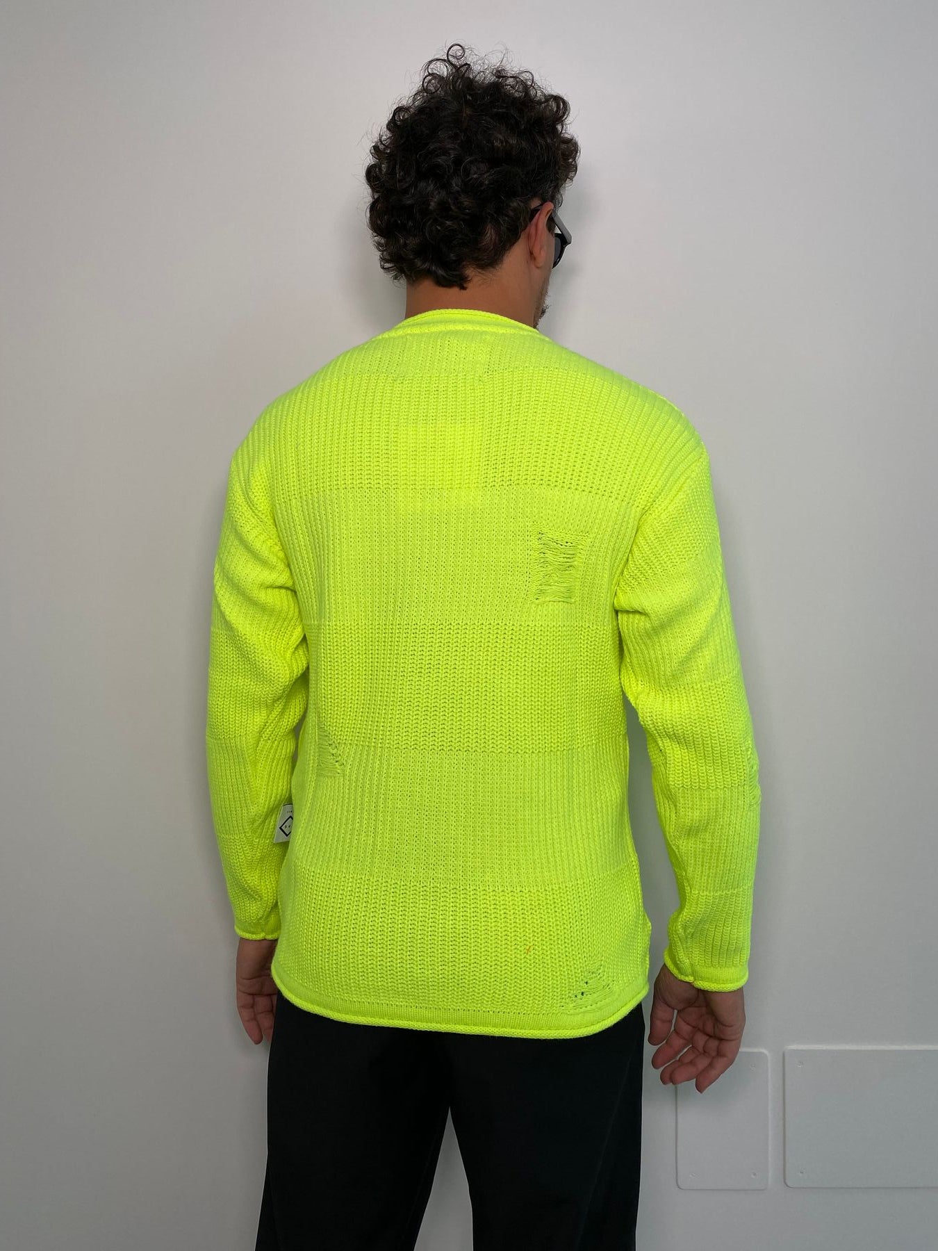 MAGLIA GIROCOLLO FLUO CON RICAMI A CONTRASTO - REGULAR FIT