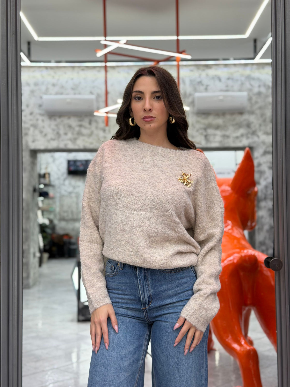MAGLIA SCOLLO BARCA IN MISTO LANA MOHAIR CON SPILLA APPLICATA - RELAXED FIT GLD3032H.BEI
