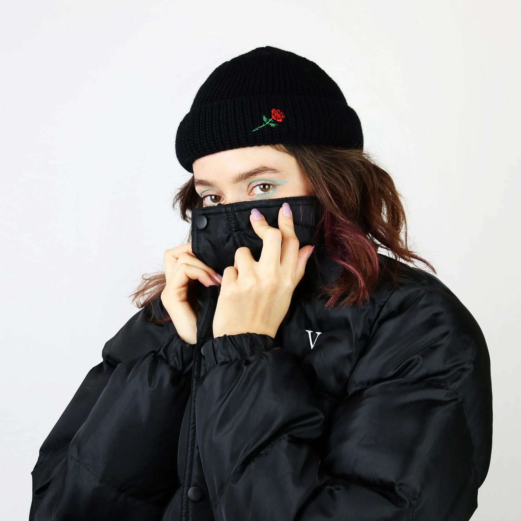 BERRETTO CORTO UNISEX IN LANA CON RICAMO ROSA