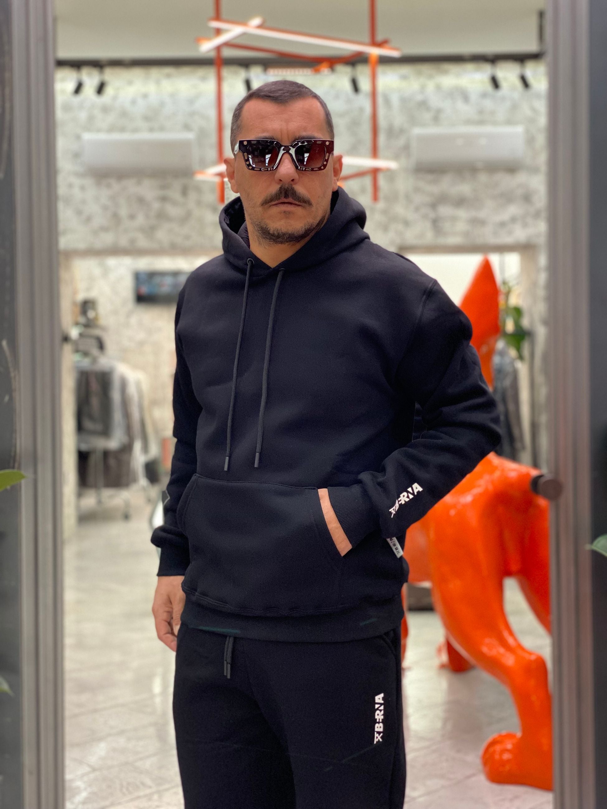 FELPA CAPPUCCIO IN POLICOT CON TASCA MARSUPIO E LOGO SUL BRACCIO SINISTRO - REGULAR FIT M2520191.NER