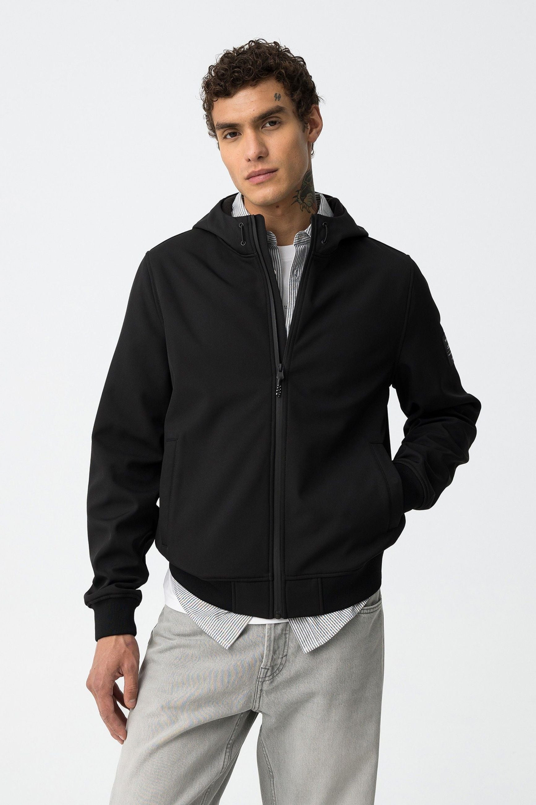 GIUBBINO PRYOR IN TESSUTO TECNICO CON CAPPUCCIO ED ELASTICO AL FONDO, ANTIPIOGGIA E CHIUSURA TERMICA - REGULAR FIT 10063157.NER