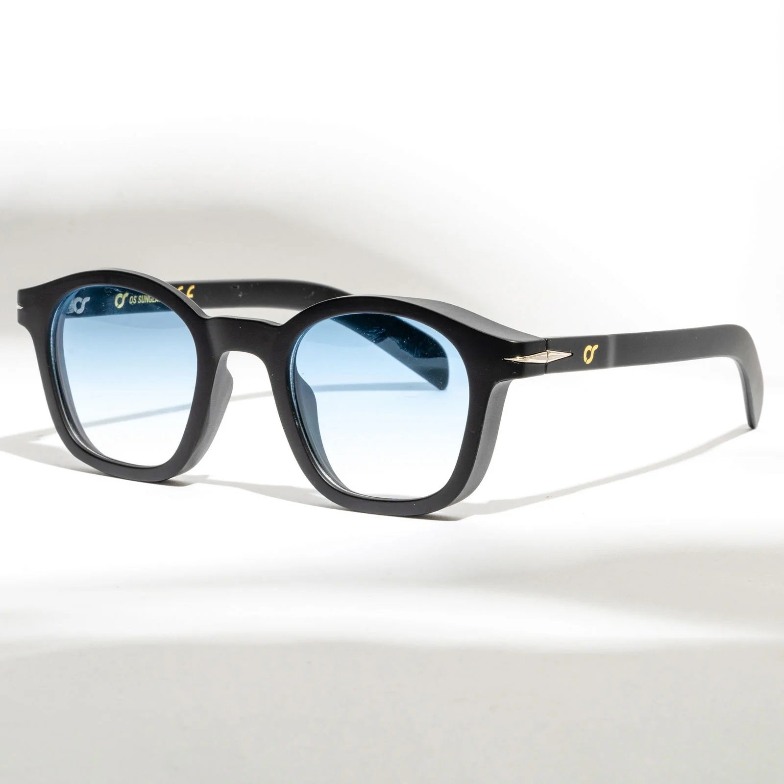 OCCHIALI CAPRI BLU
COLORE MONTATURA NERO OPACO
COLORE LENTE BLU OS2030-C03