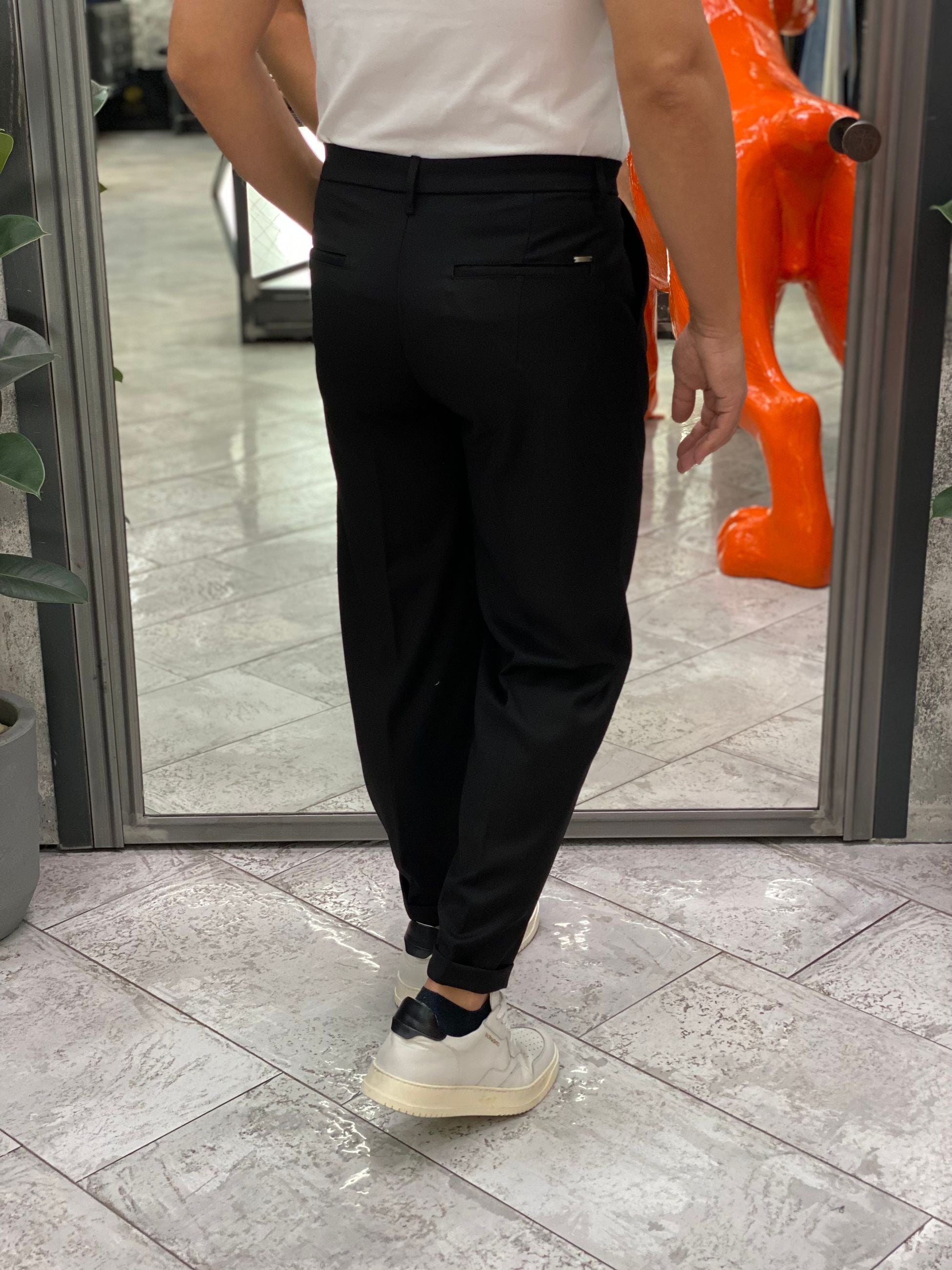 PANTALONE DA COMPLETO IN TESSUTO ELEGANTE CON PINCE E RISVOLTO - REGULAR FIT GN21792.NER