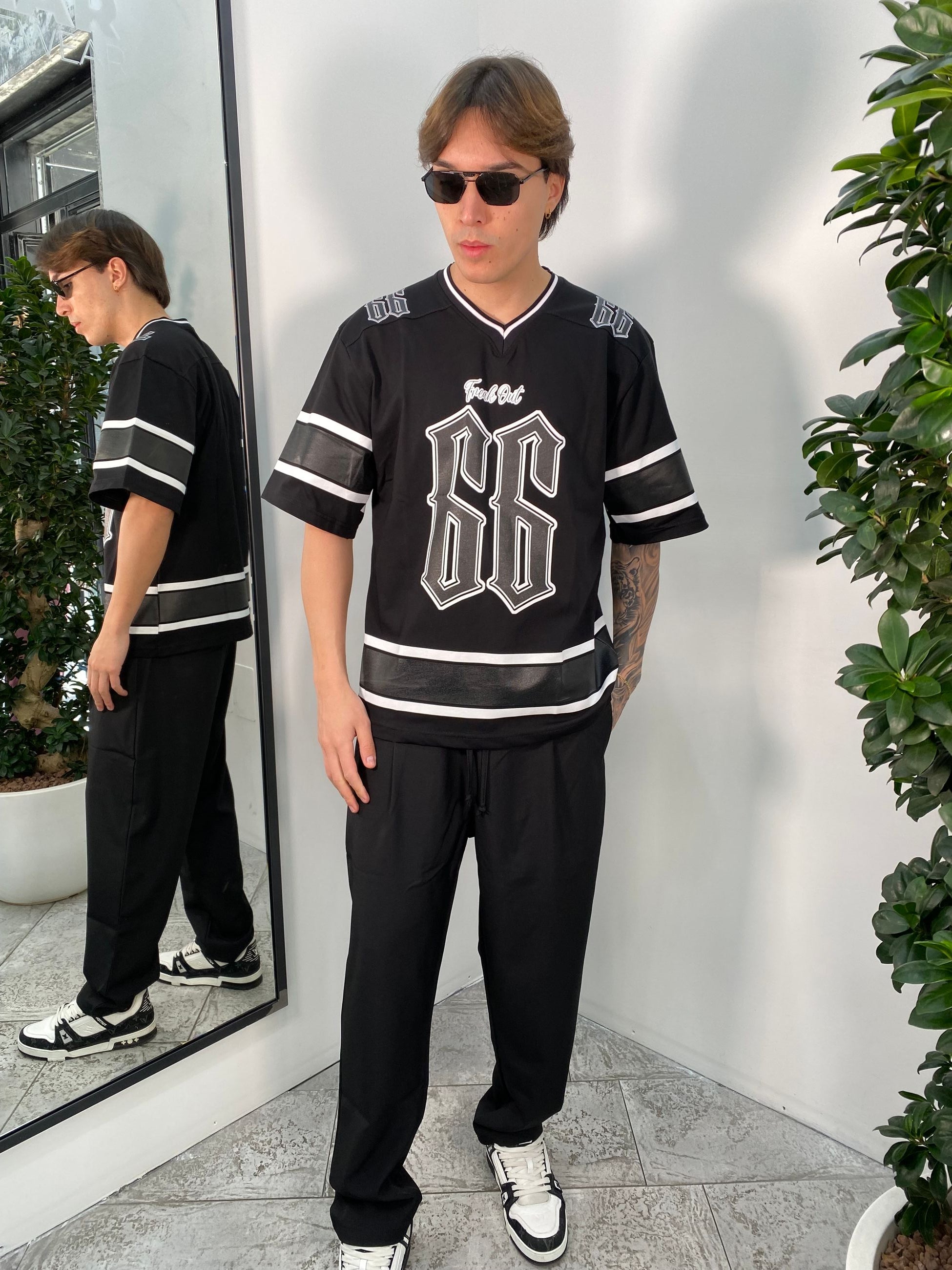 T-SHIRT BASEBALL SCOLLO V CON STAMPE E NUMERI - SEMI OVER FIT BASEBALL.NER