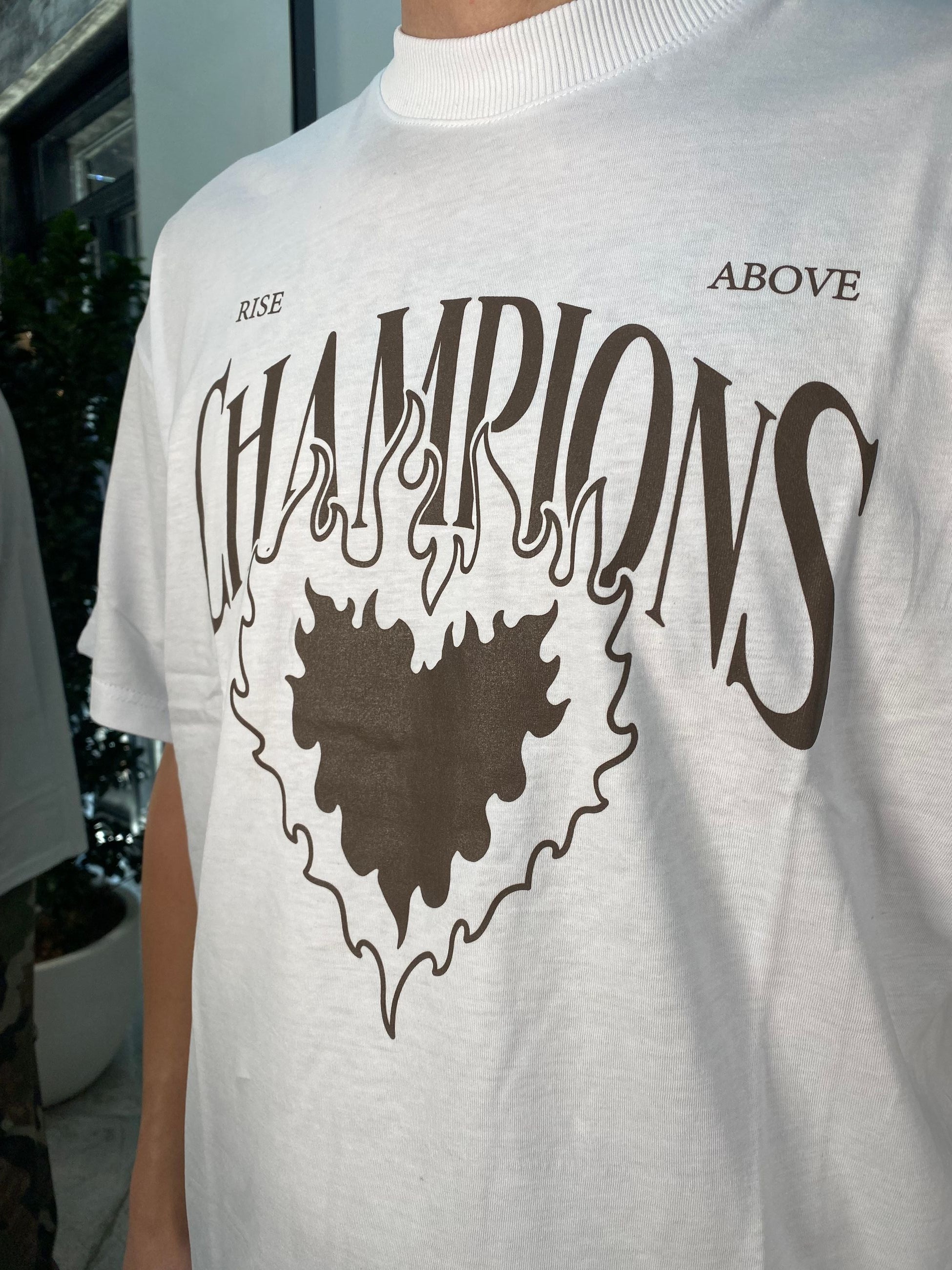 T-SHIRT IN 100% COTONE CON COLLO FELPA E STAMPA CHAMPIONS - SEMI OVER FIT ZM141.BIA