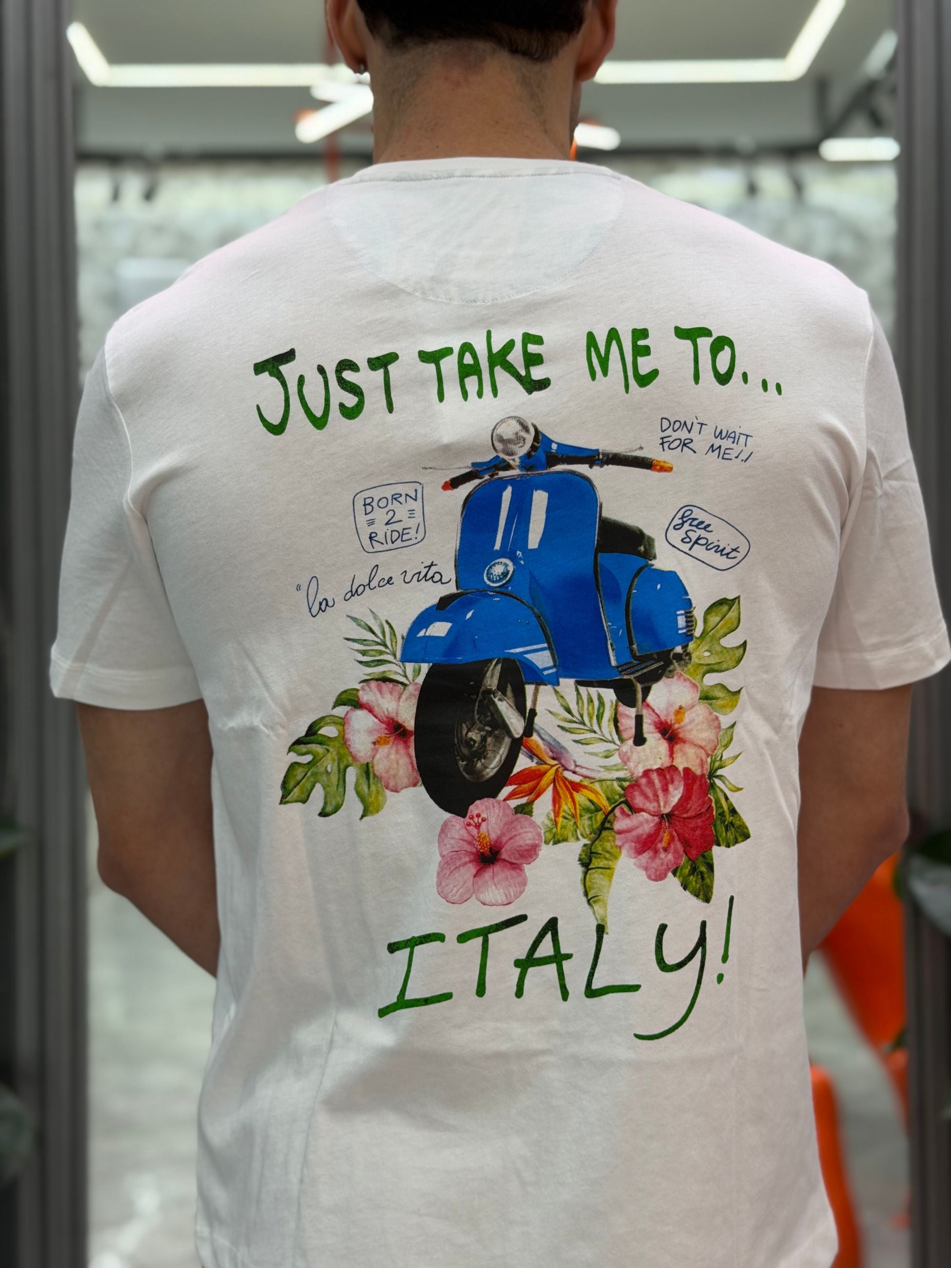 T-SHIRT IN 100% COTONE CON STAMPA VESPA "LA DOLCE VITA" FRONTE/RETRO - REGULAR FIT 26S28TG