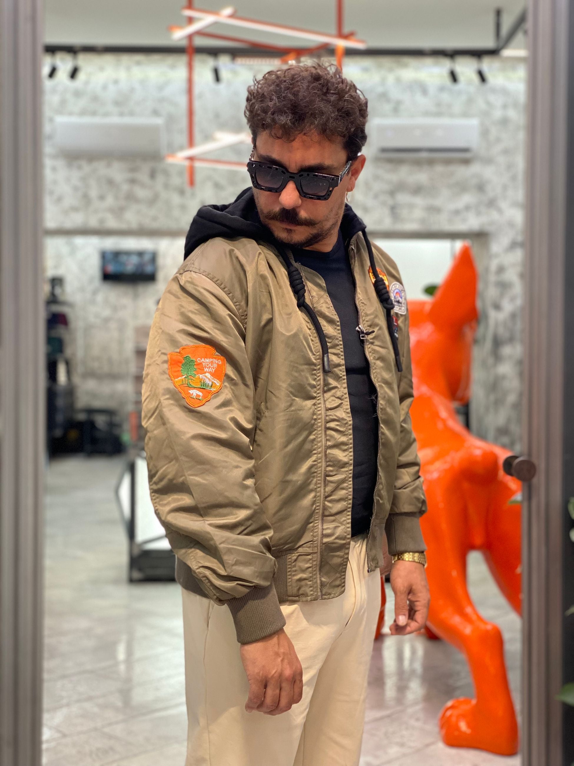 BOMBER FODERATO IN PURO COTONE CON PATCH APPLICATE E MAXI COULISSE E CAPPUCCIO REMOVIBILE - OVER FIT M252282-6