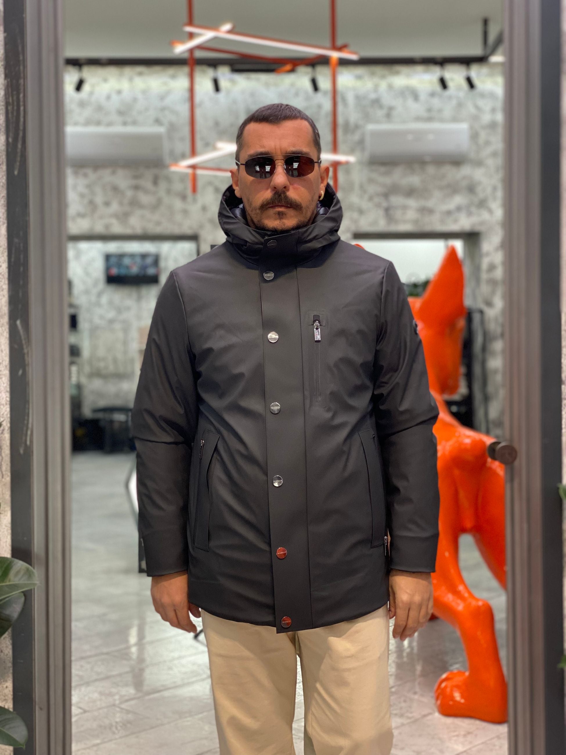 PARKA GOMMATO CON CAPPUCCIO E CHIUSURA ZIP/BOTTONI AUTOMATICI. STRETCH AND TECHNICAL - REGULAR FIT MK9940025.NER