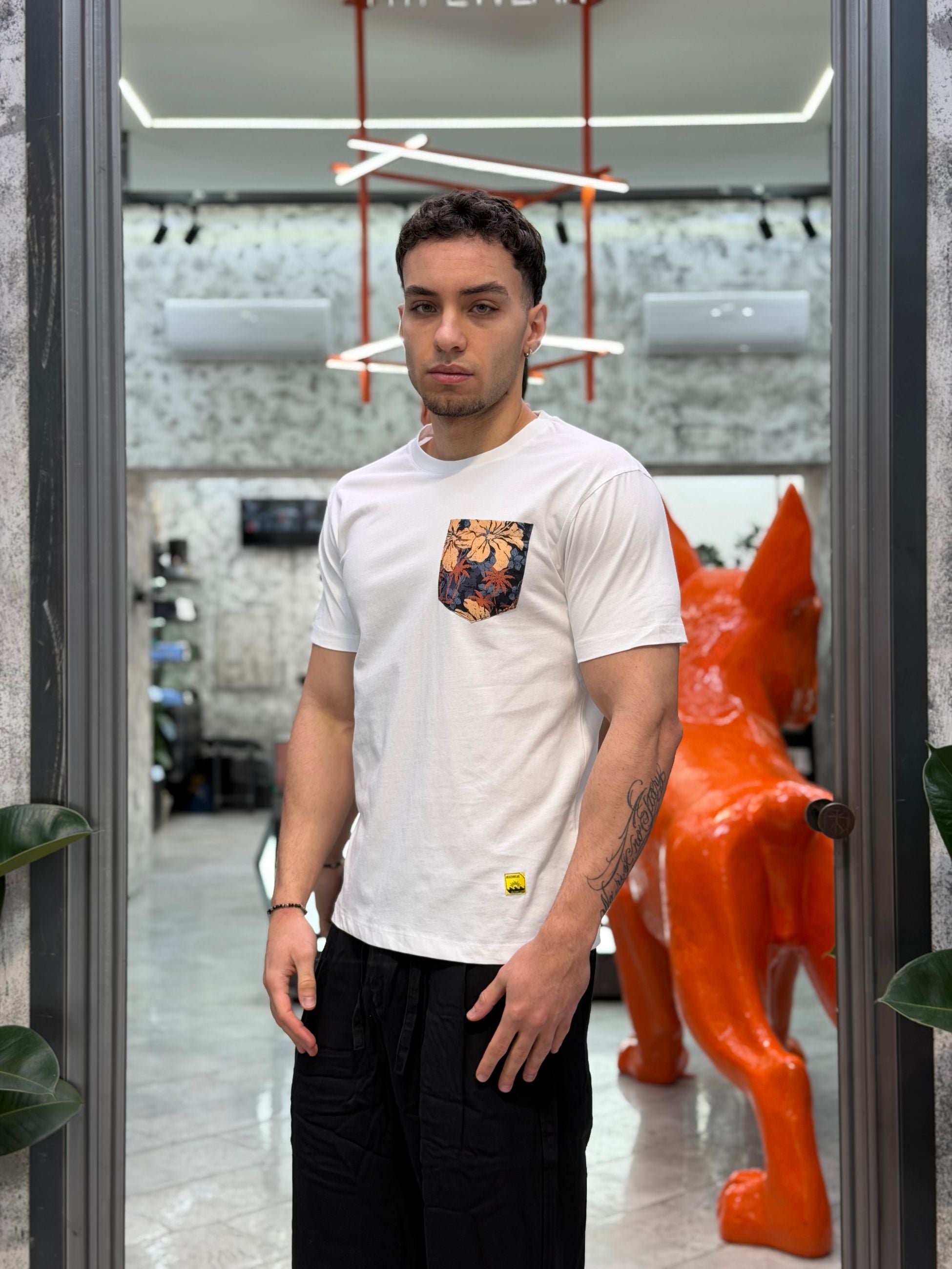 T-SHIRT IN 100% COTONE CON TASCHINO FLOREALE - REGULAR FIT GL659W