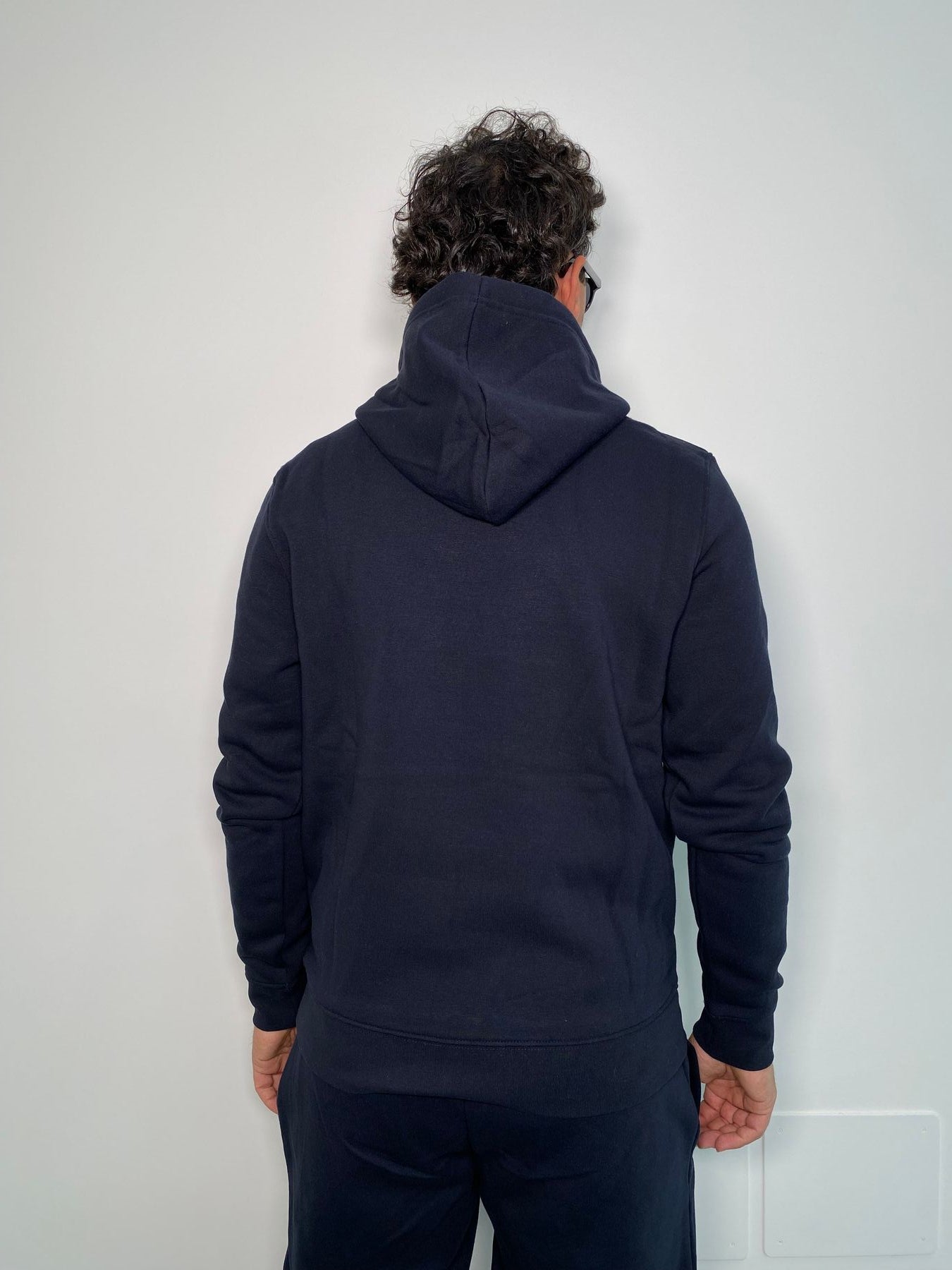 FELPA CAPPUCCIO BASIC DA COMPLETO CON TASCA A MARSUPIO E PATCH GOMMATO - REGULAR FIT