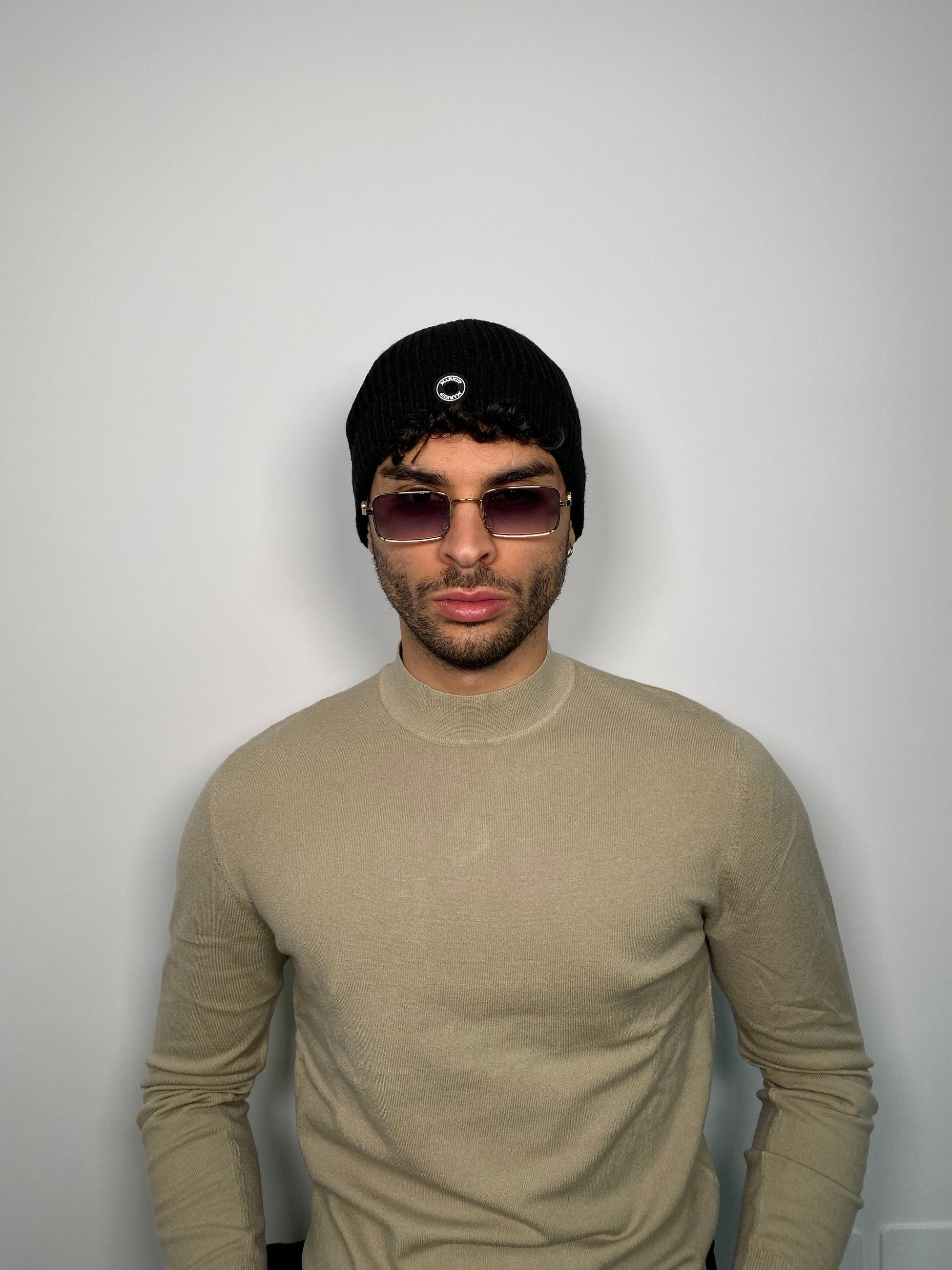 CAPPELLO CORTO IN MAGLIA INGLESE CON LOGO APPLICATO