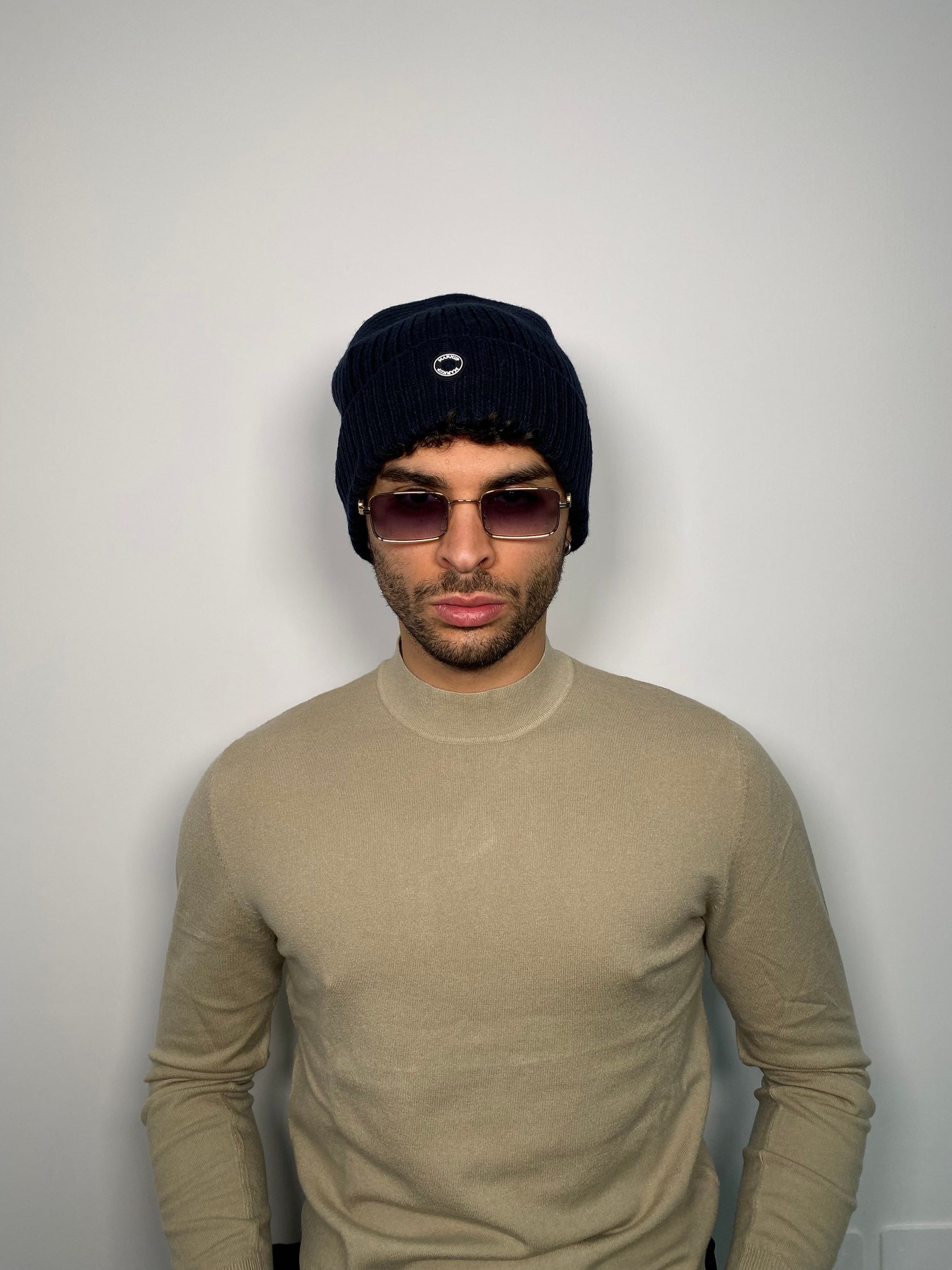 CAPPELLO A COSTE CON LOGO APPLICATO