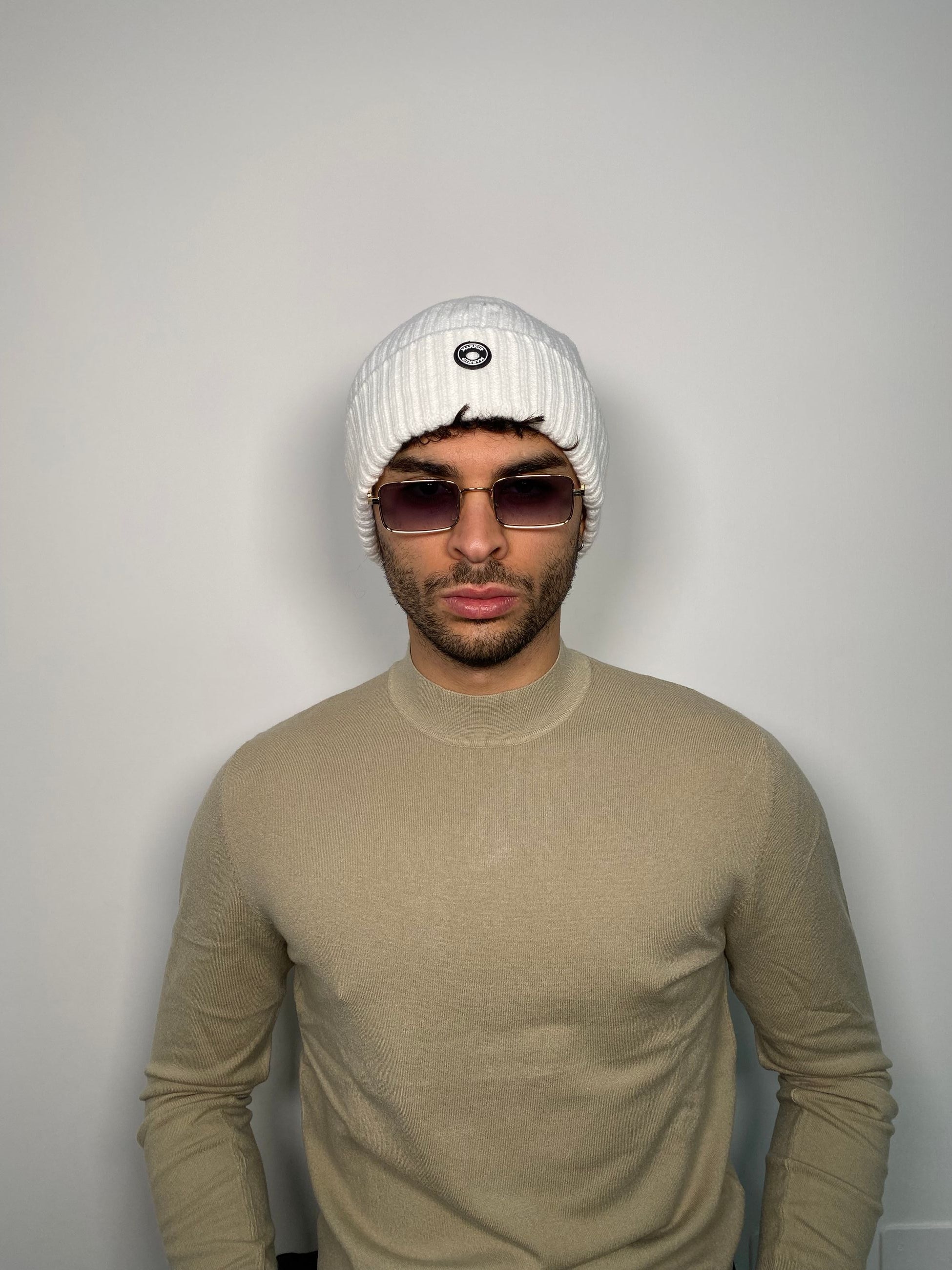 CAPPELLO A COSTE CON LOGO APPLICATO