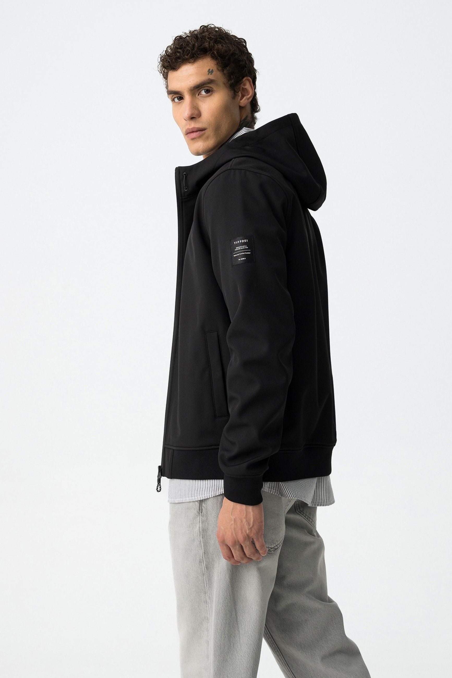 GIUBBINO PRYOR IN TESSUTO TECNICO CON CAPPUCCIO ED ELASTICO AL FONDO, ANTIPIOGGIA E CHIUSURA TERMICA - REGULAR FIT 10063157.NER