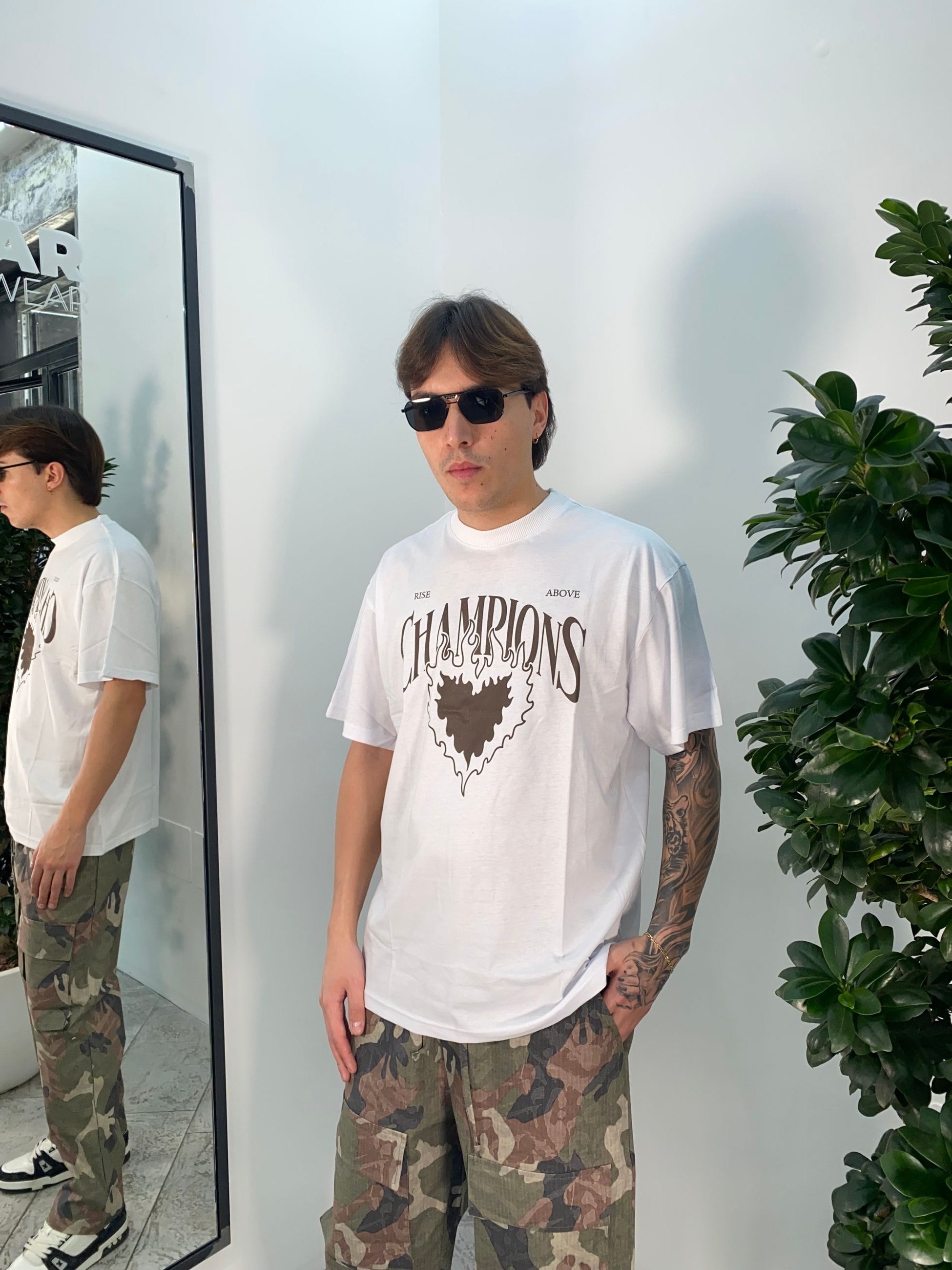 T-SHIRT IN 100% COTONE CON COLLO FELPA E STAMPA CHAMPIONS - SEMI OVER FIT ZM141.BIA