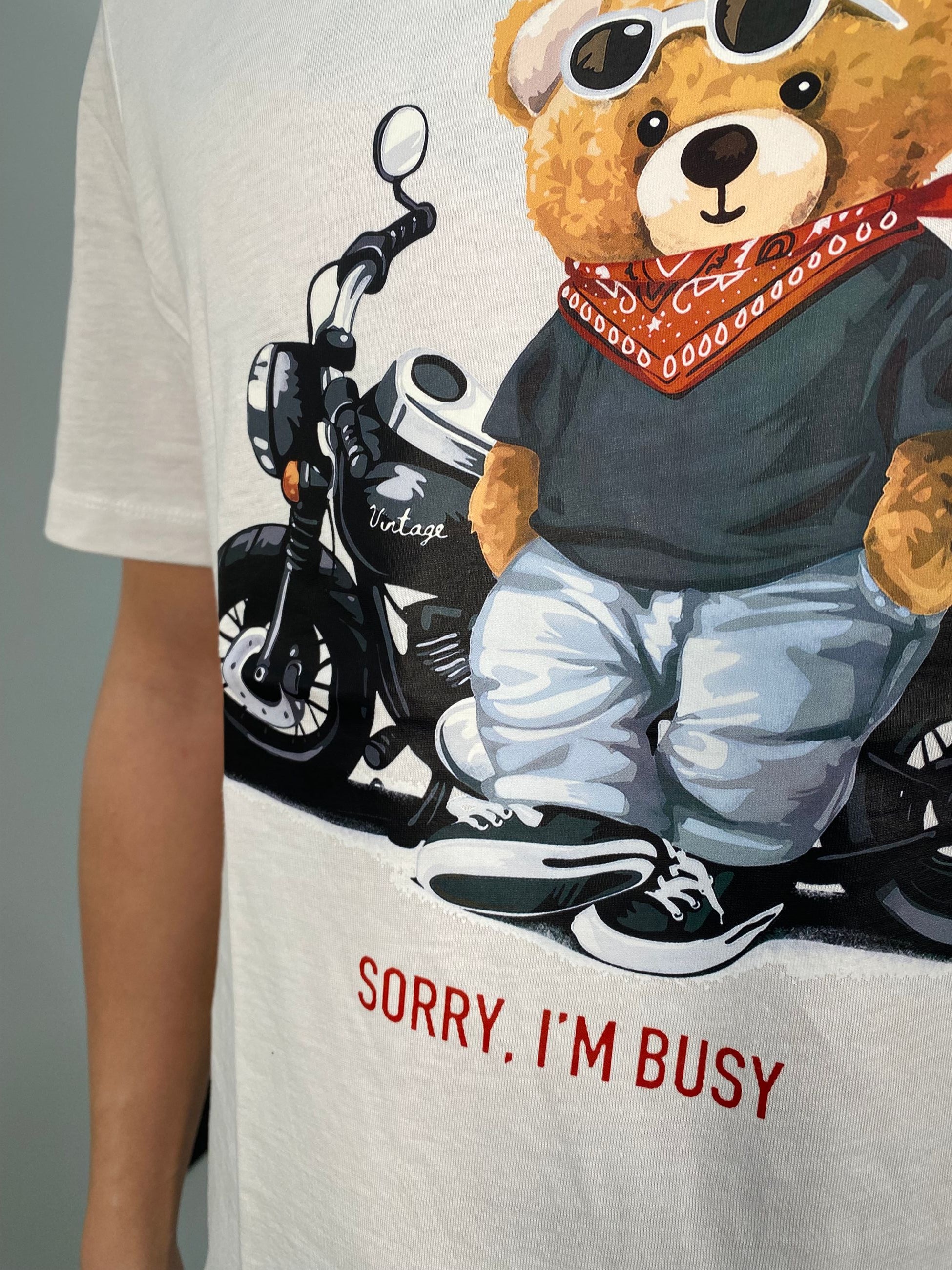 T-SHIRT IN 100% COTONE PREMIUM CON STAMPA TEDDY "SORRY, I'M BUSY" - REGULAR FIT 25S18TG
