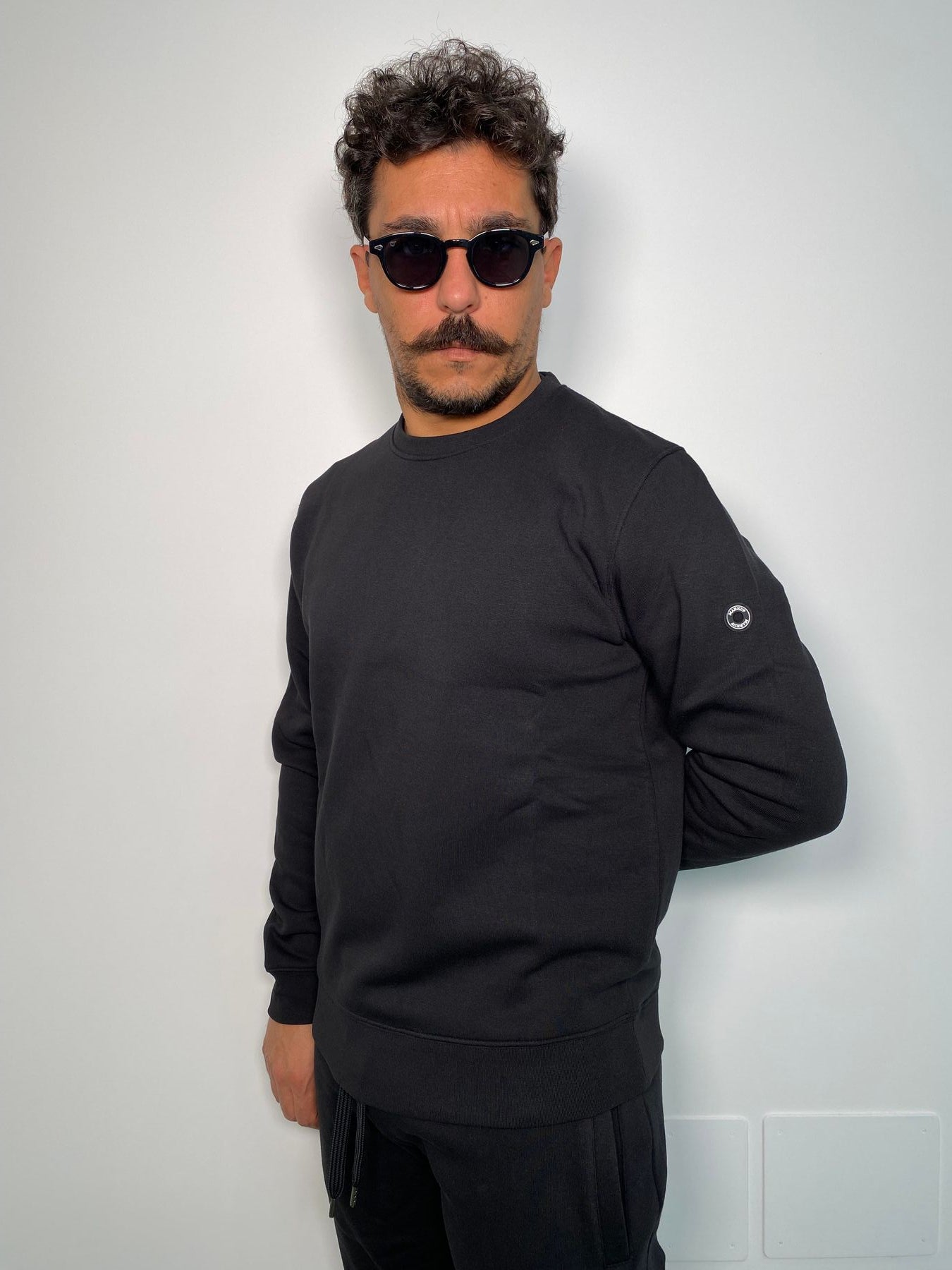 FELPA GIROCOLLO BASIC DA COMPLETO CON PATCH GOMMATO - REGULAR FIT