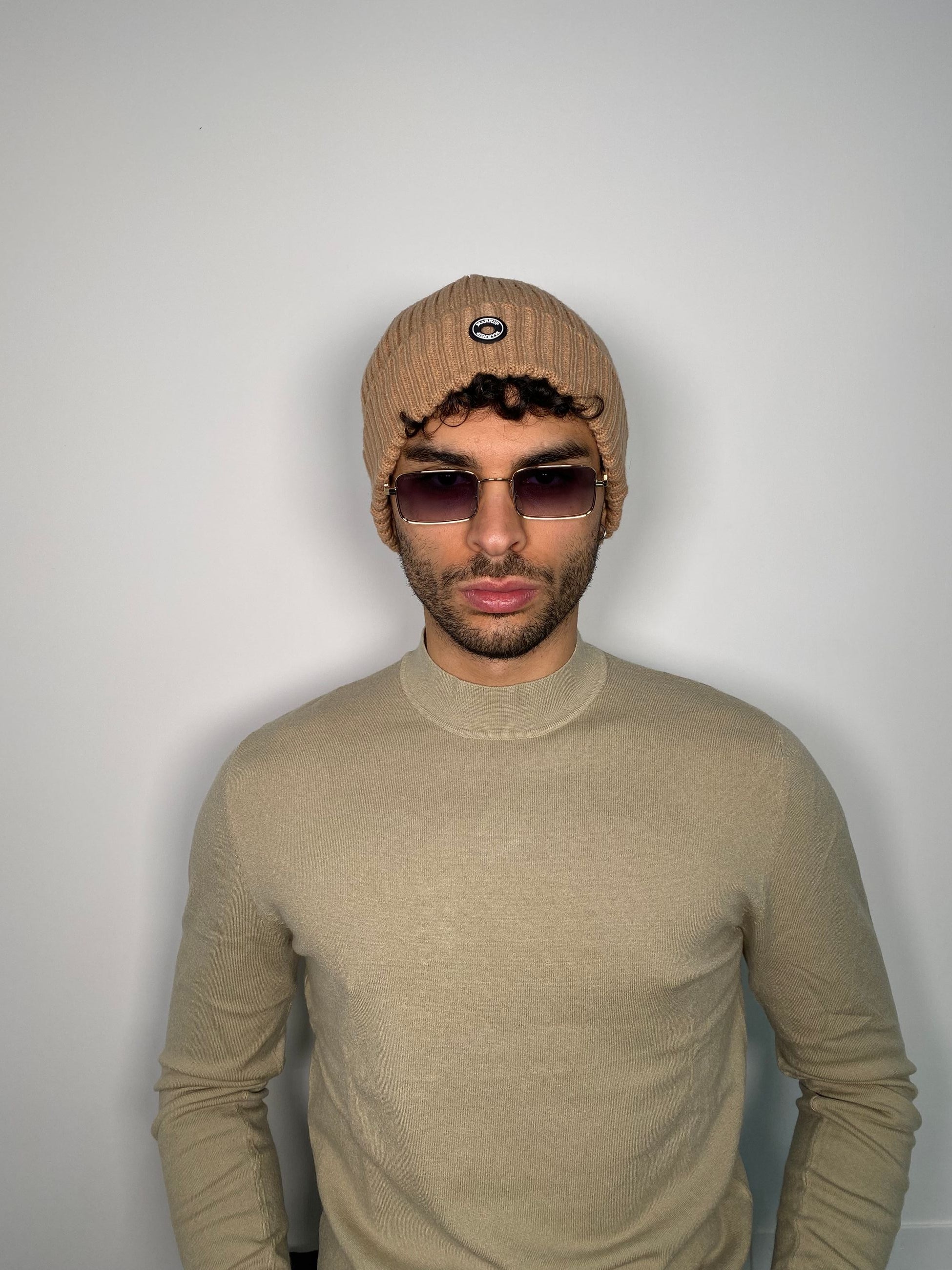 CAPPELLO A COSTE CON LOGO APPLICATO
