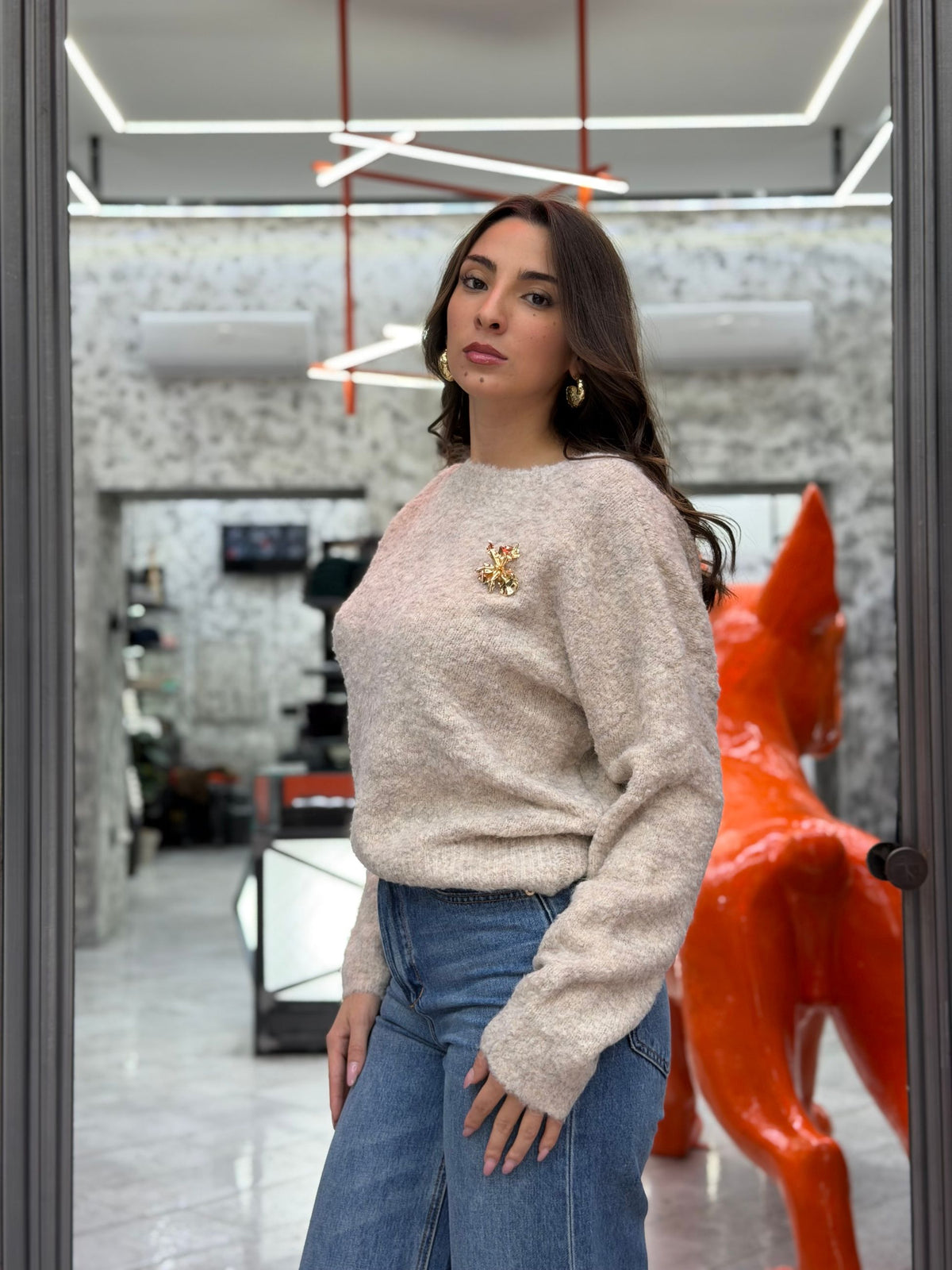 MAGLIA SCOLLO BARCA IN MISTO LANA MOHAIR CON SPILLA APPLICATA - RELAXED FIT GLD3032H.BEI