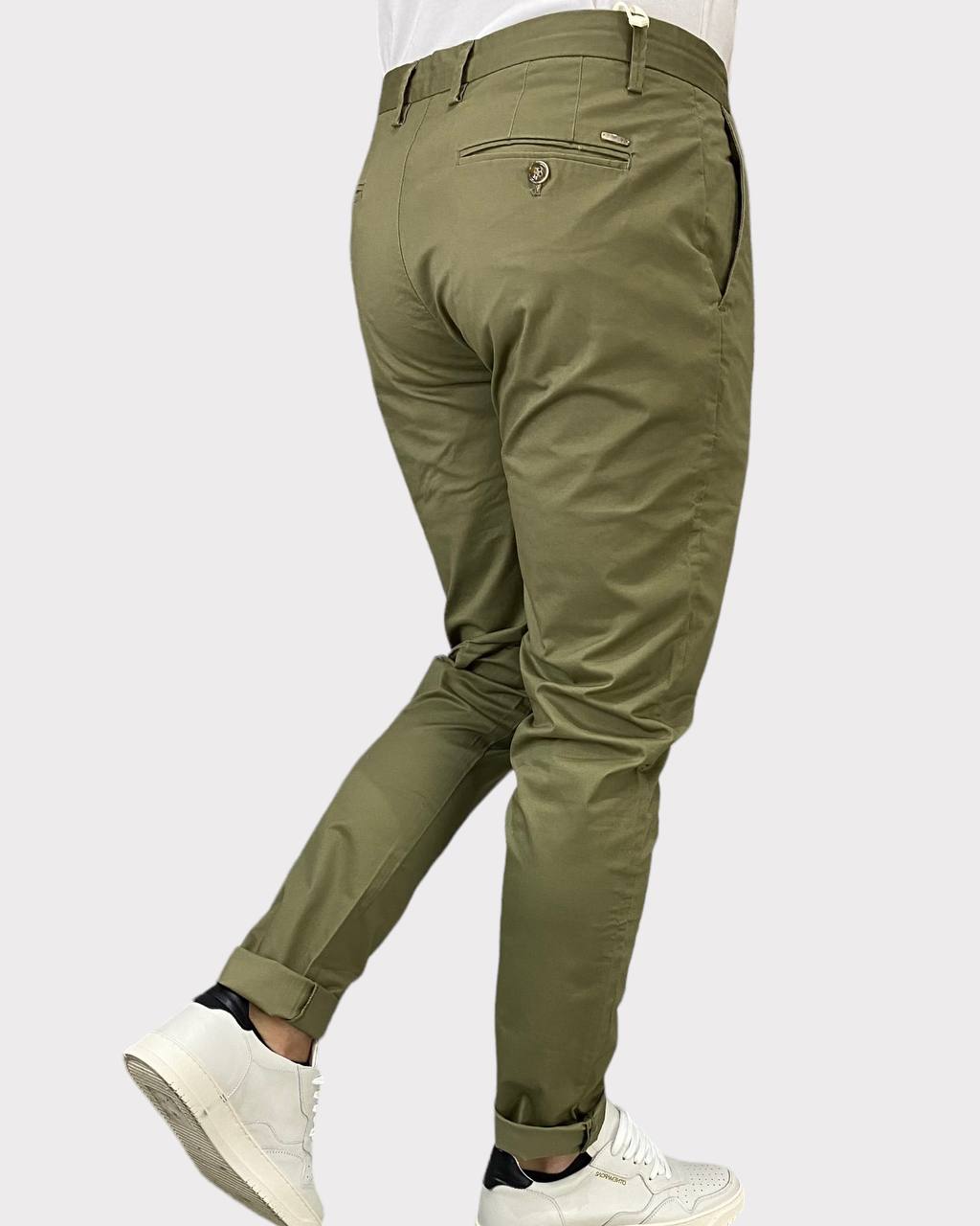 PANTALONE CHINOS TASCA AMERICA CON DETTAGLI SARTORIALI IN COTONE ELASTICIZZATO - SLIM FIT