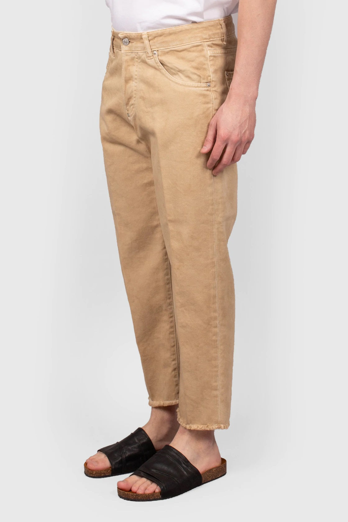 JEANS CROPPED FIT CON ORLO SFILACCIATO