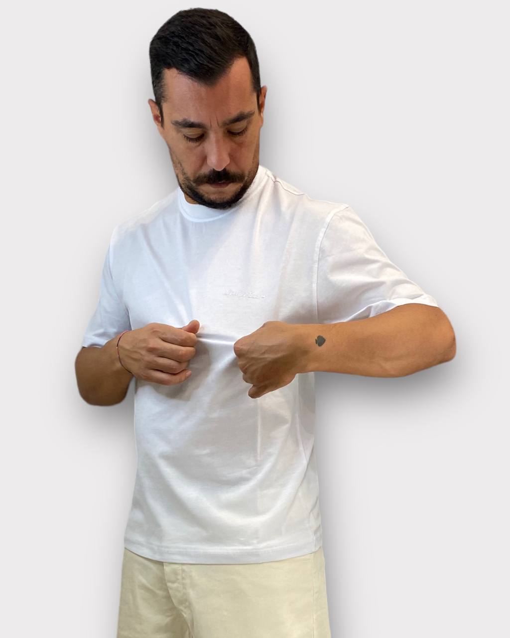 T-SHIRT BASIC IN COTONE CON LOGO RICAMATO IN CORSIVO LATO CUORE - REGULAR FIT