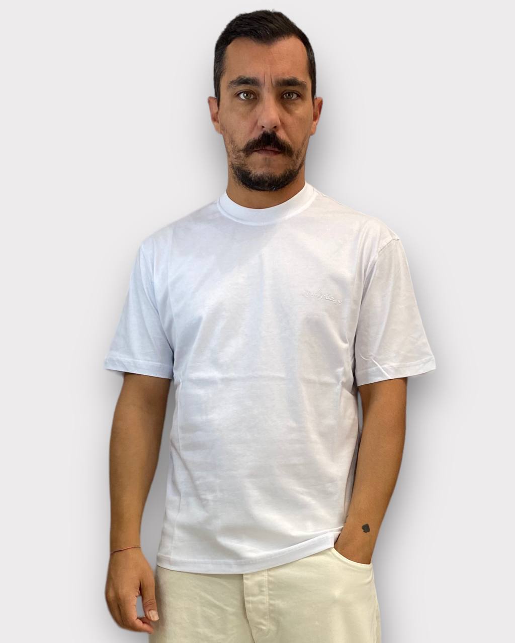 T-SHIRT BASIC IN COTONE CON LOGO RICAMATO IN CORSIVO LATO CUORE - REGULAR FIT